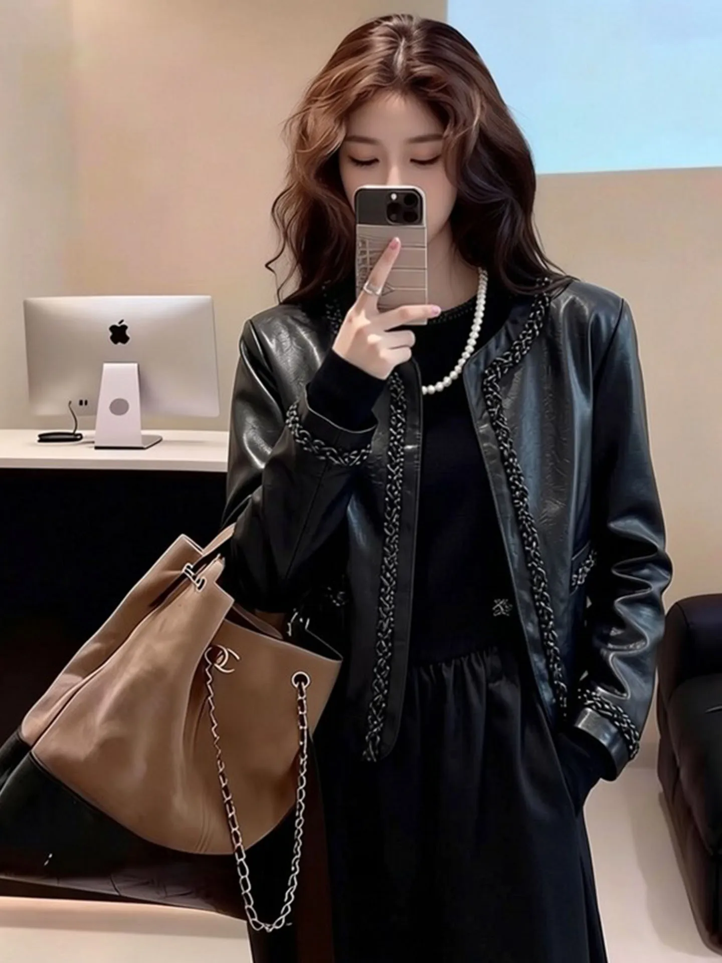 Retro Motorcycle Sle ort Bla Leather Jaet Women's Spring 2026 New Arrival Ele Nostaic Feel Commute Wind Coat
Retro Motorcycle Sle ort Bla Leather Jaet Women's Spring 2026 New Arrival Ele Nostaic Feel Commute Wind Coat