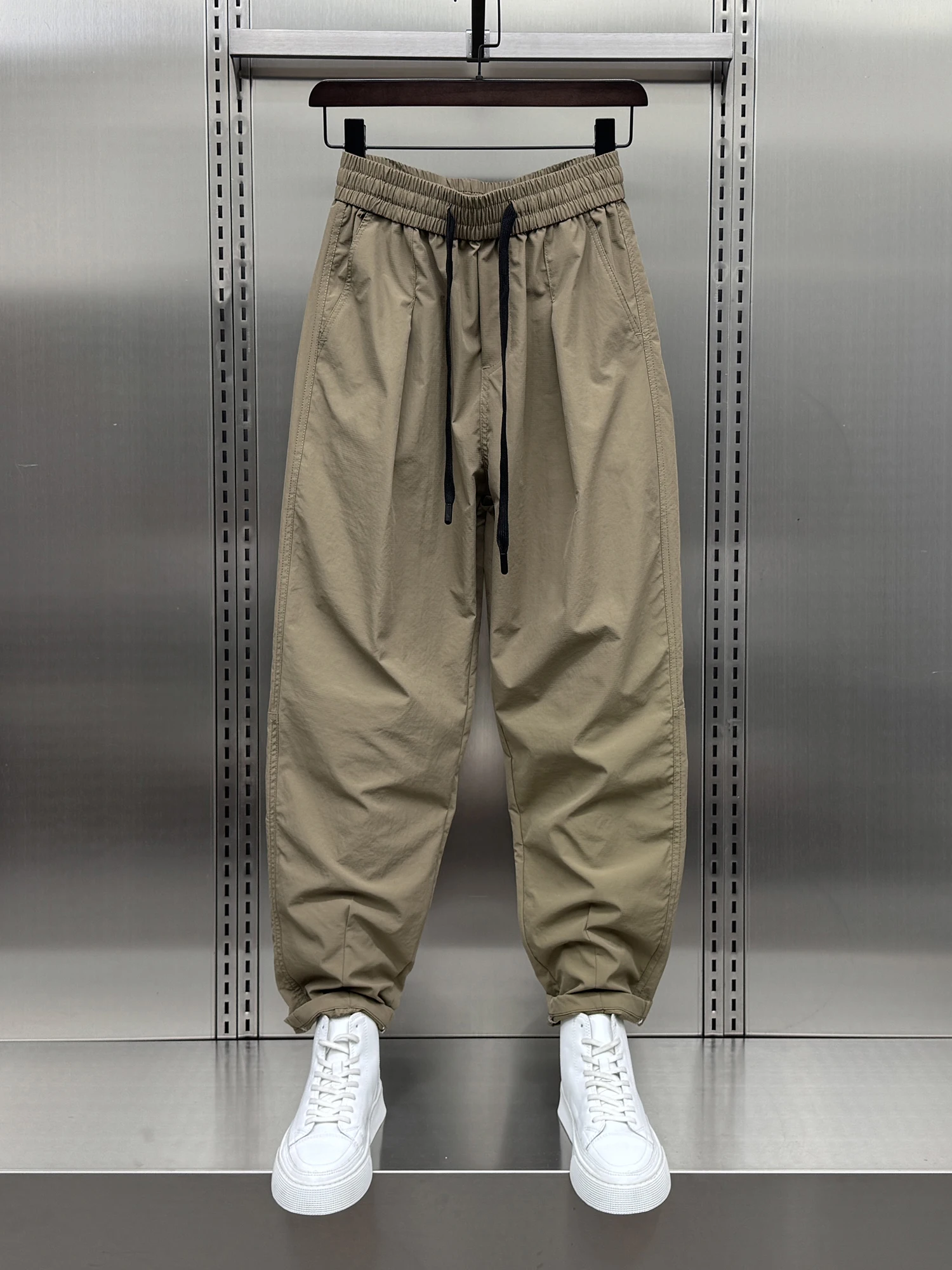 Qui Dry повседневные брюки мужские, лето 2025 г., свободный крой, цветные молодежные брюки Harlan Slim Fit, модная универсальная рабочая одежда
Qui Dry повседневные брюки мужские, лето 2025 г., свободный крой, цветные молодежные брюки Harlan Slim Fit, модная универсальная рабочая одежда