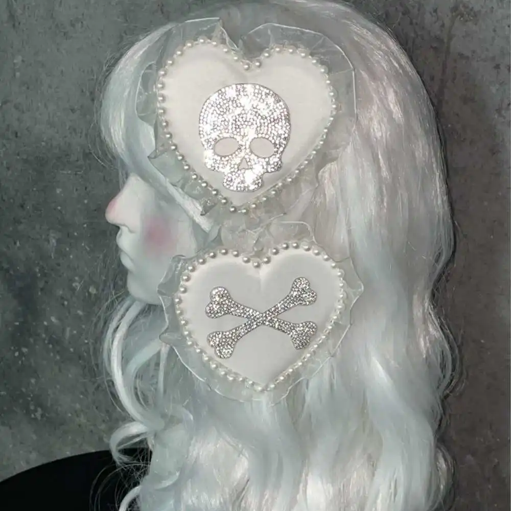 Y2K Punk Pure White Skull Series Cotton Lace Trim Rhinestone Bone Fake Pearl Fabric Heart-shaped Subculture Hair Clip
Y2K Punk Pure White Skull Series Cotton Lace Trim Rhinestone Bone Fake Pearl Fabric Heart-shaped Subculture Hair Clip