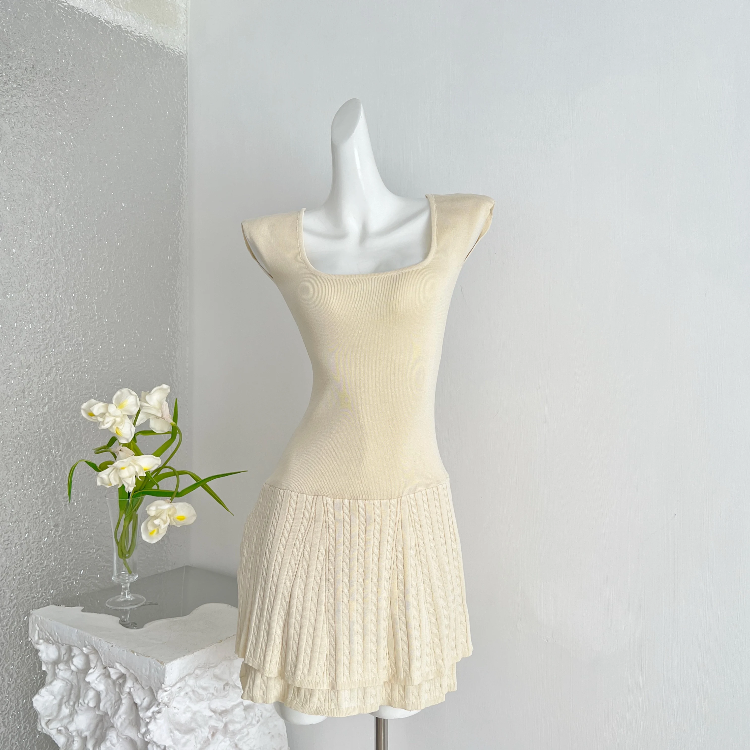 High-end New Short Knitted Dress Women's Summer French Style Exquisite Design Sense Niche Short Sleeve Stitching Dress 2026
High-end New Short Knitted Dress Women's Summer French Style Exquisite Design Sense Niche Short Sleeve Stitching Dress 2026