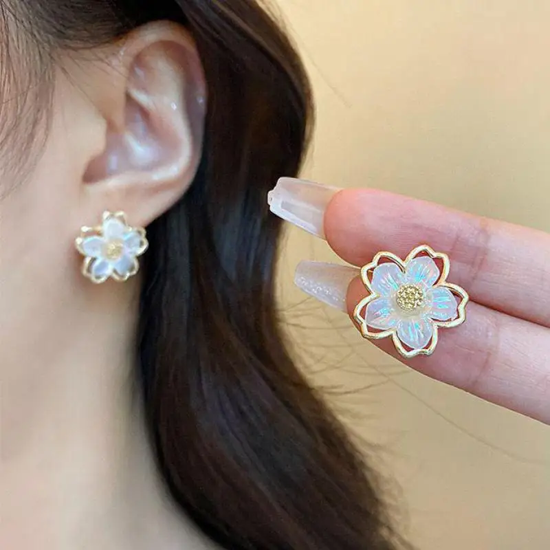 Серьги-гвоздики из серебра 925 пробы с белыми цветами в корейском стиле для женщин, модные новинки 2026 года, милые женские серьги, подарки
Серьги-гвоздики из серебра 925 пробы с белыми цветами в корейском стиле для женщин, модные новинки 2026 года, милые женские серьги, подарки