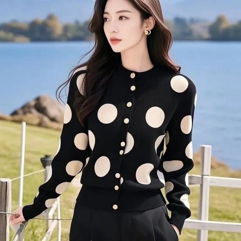 2025 Spring Autumn Knitted Cardigan Women Casual Loose Retro Polka Dot Jacquard Round Neck Long Sleeve Knitwear Tops Outerwears
2025 Spring Autumn Knitted Cardigan Women Casual Loose Retro Polka Dot Jacquard Round Neck Long Sleeve Knitwear Tops Outerwears