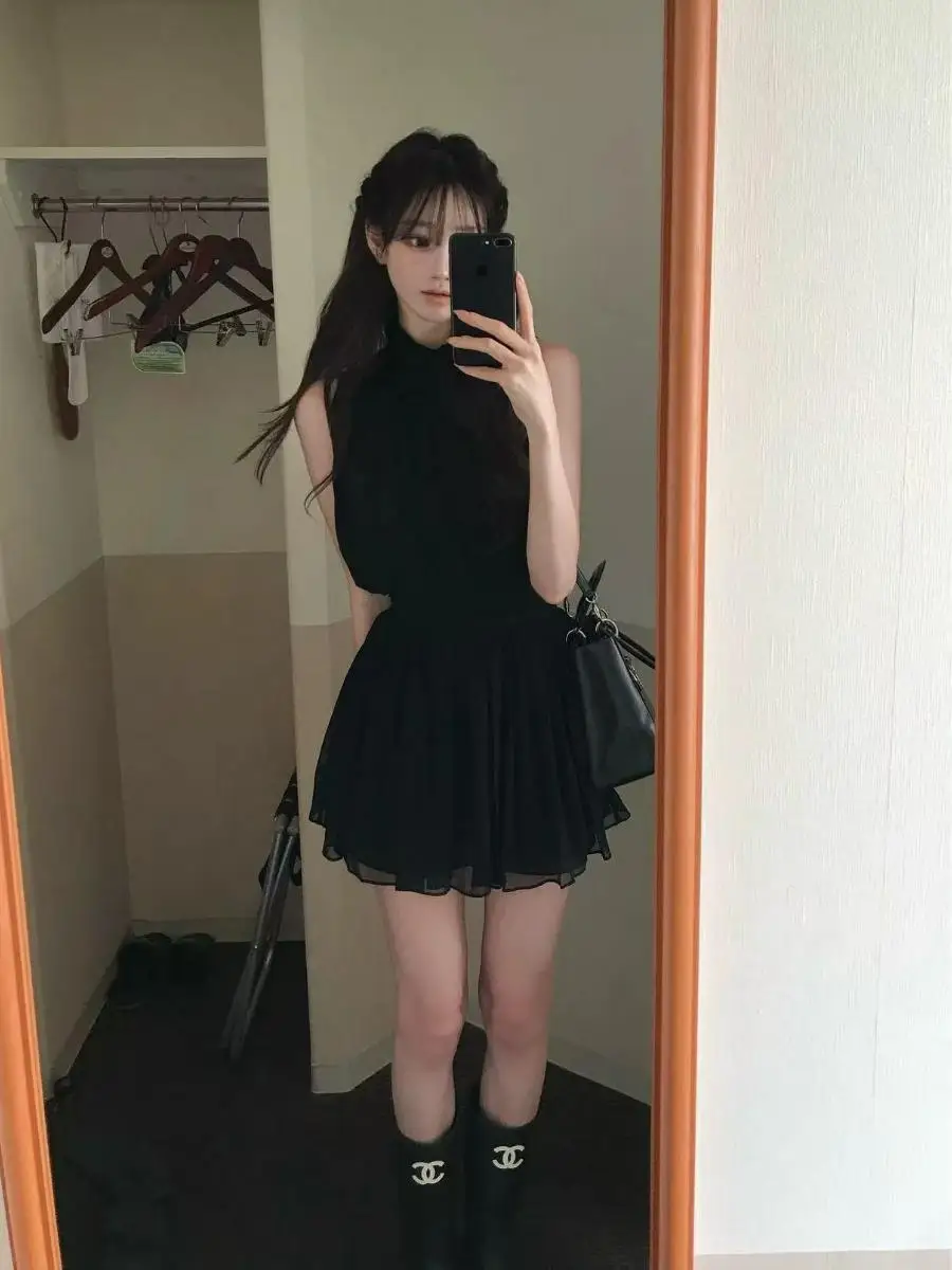 East Gate Hanging Neck Sleeveless Waist Cinched Chiffon Dress Women Pure Desirable Slimming Personality Pleated Short Skirt
East Gate Hanging Neck Sleeveless Waist Cinched Chiffon Dress Women Pure Desirable Slimming Personality Pleated Short Skirt