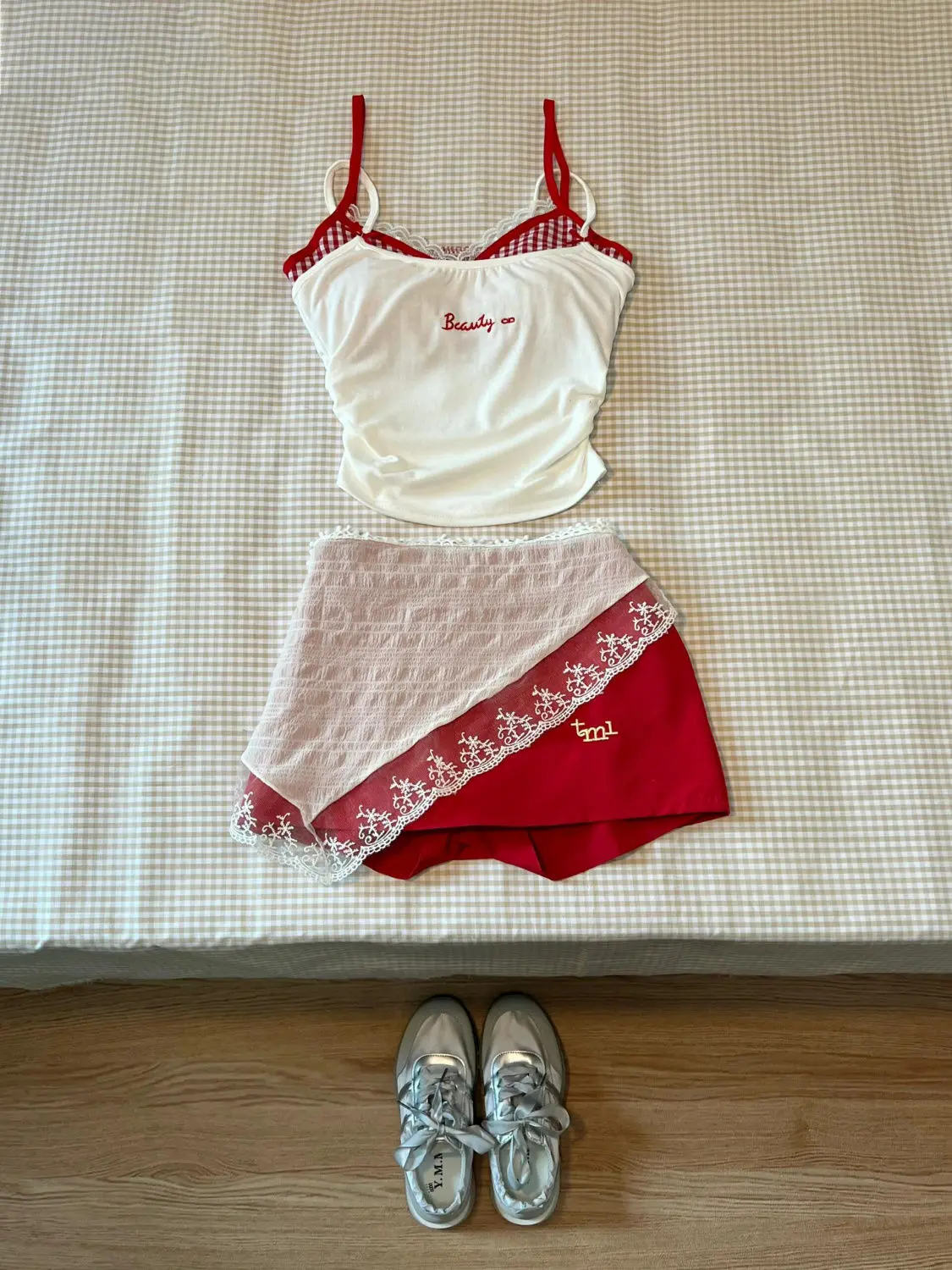 Summer New Korean Style High-end Temperature Designed Niche Swweet Four-piece Chest-wrapped + Lace + Suspender + Skirt Set
Summer New Korean Style High-end Temperature Designed Niche Swweet Four-piece Chest-wrapped + Lace + Suspender + Skirt Set