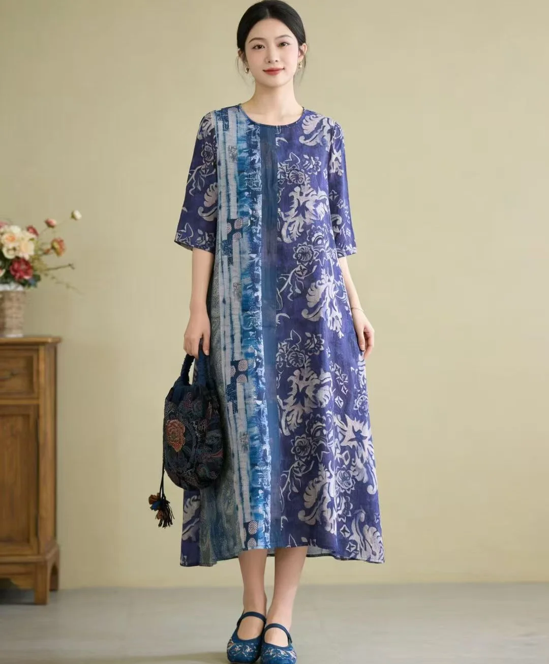 Original blue dyeing women's dress natural silk ramie O-Neck loose Chinese style embroidery summer dress
Original blue dyeing women's dress natural silk ramie O-Neck loose Chinese style embroidery summer dress