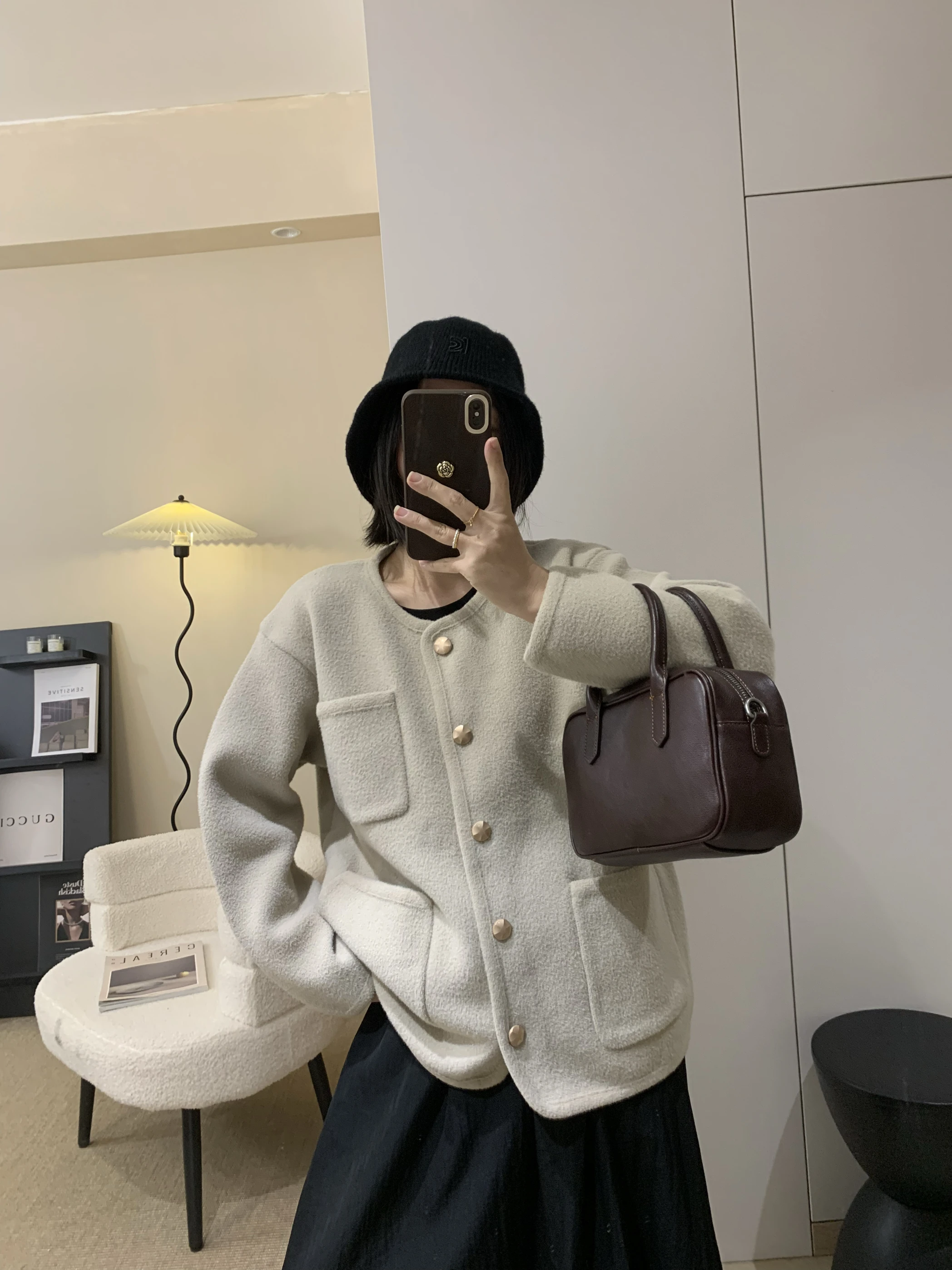 Retro round Ne Knitted Cardigan Pearl Velvet ort Sle Gold Button Sweater Jaet Women's Faion Spring New Arrival
Retro round Ne Knitted Cardigan Pearl Velvet ort Sle Gold Button Sweater Jaet Women's Faion Spring New Arrival