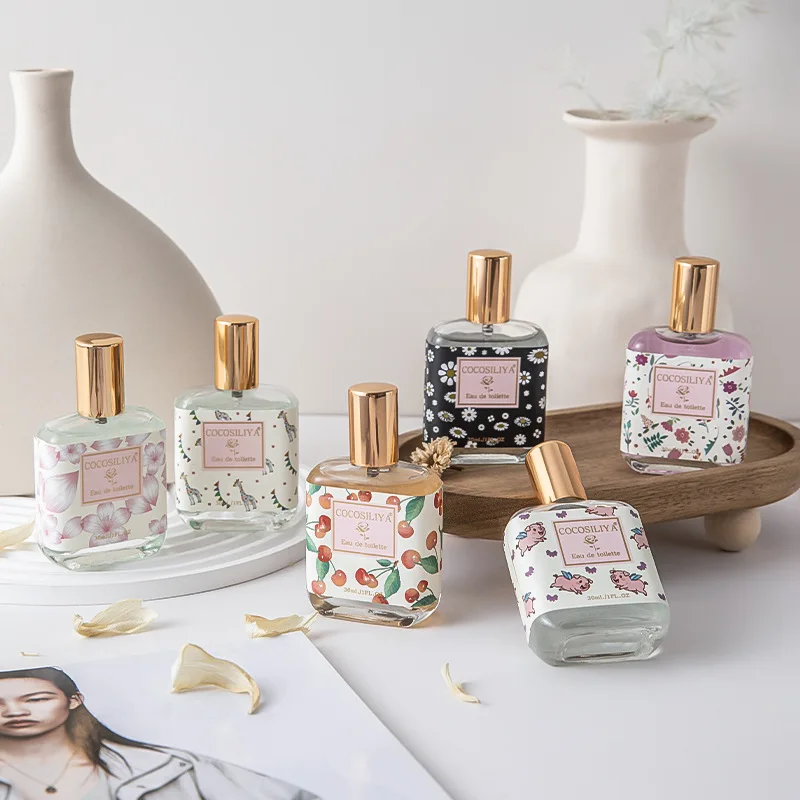 Женские духи Eau de Toilette, 30 мл, роскошный стойкий цветочно-фруктовый аромат с нотами вишни, амбры, кандлан, ромашки и цветов вишневого дерева.
Женские духи Eau de Toilette, 30 мл, роскошный стойкий цветочно-фруктовый аромат с нотами вишни, амбры, кандлан, ромашки и цветов вишневого дерева.