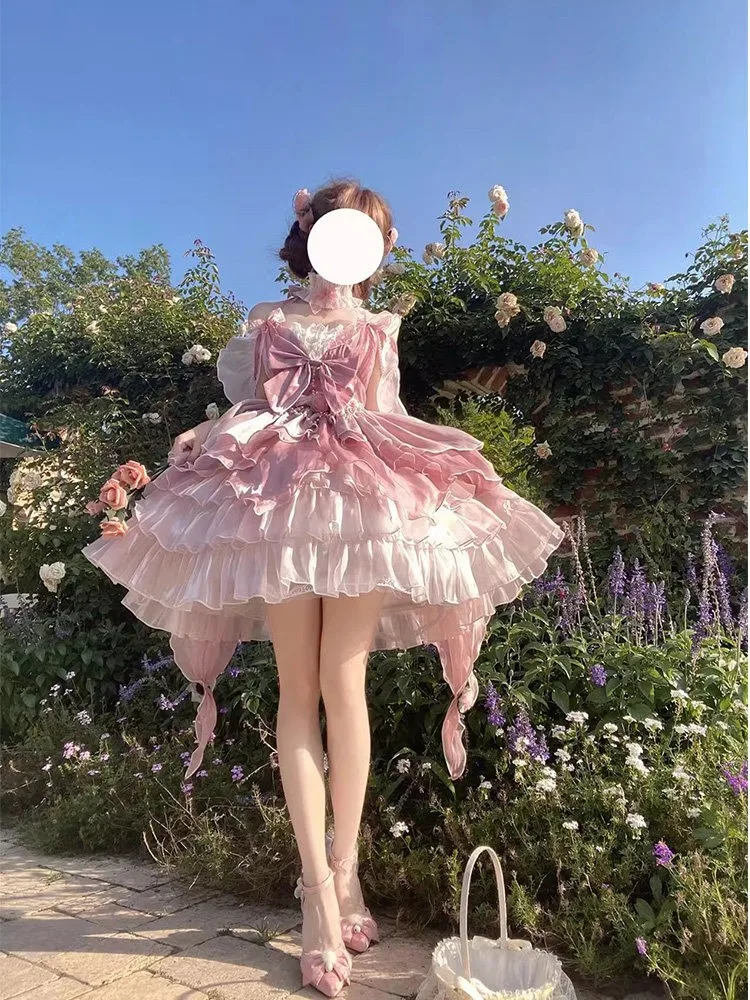 A gorgeous and elegant pink wedding dress
A gorgeous and elegant pink wedding dress