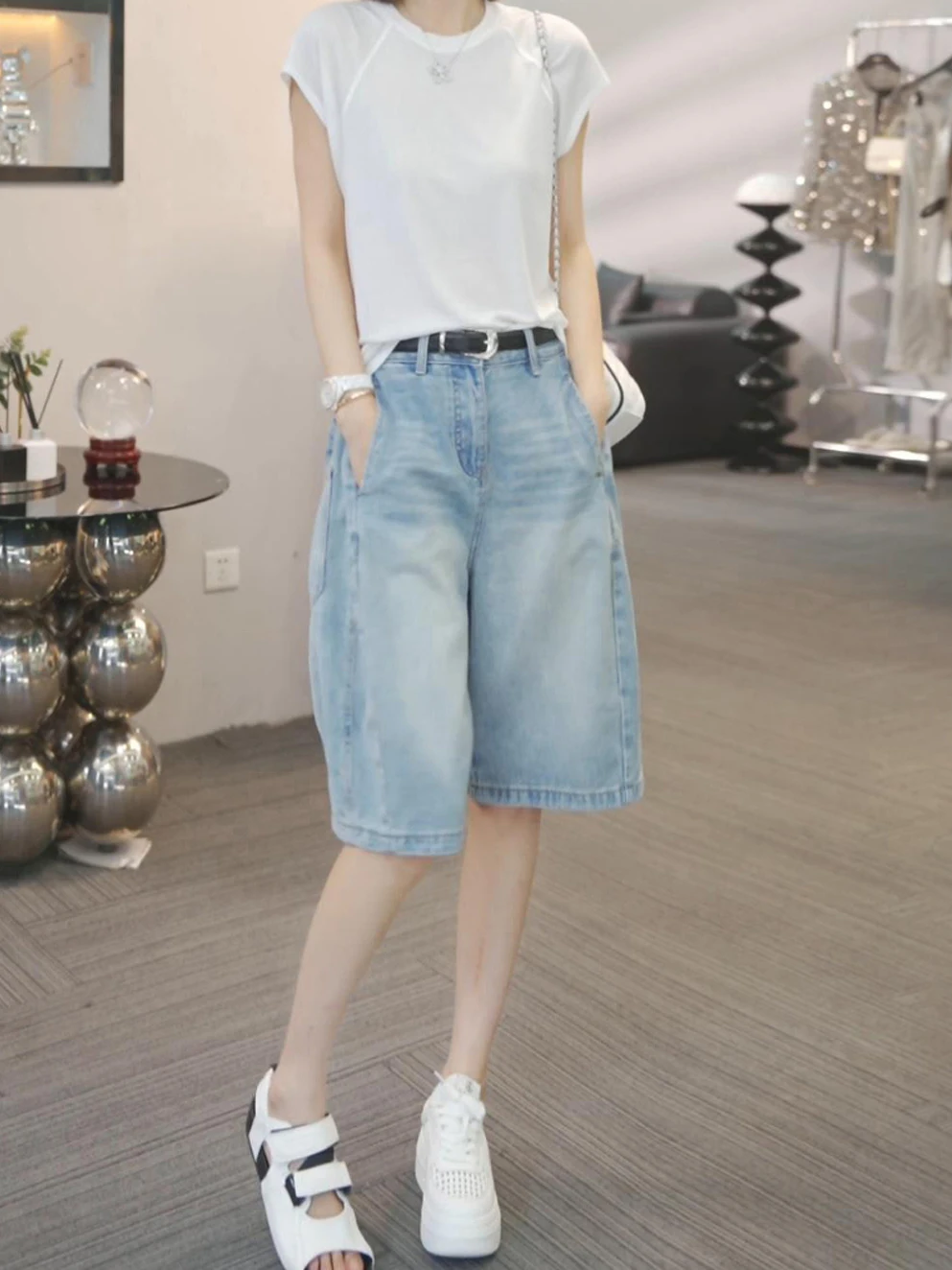 Loose Women's Wide Leg Jeans Summer Casual Light Blue Harlan Mid-Pants High Waist Loose Fit Versatile Women's Denim Shorts
Loose Women's Wide Leg Jeans Summer Casual Light Blue Harlan Mid-Pants High Waist Loose Fit Versatile Women's Denim Shorts