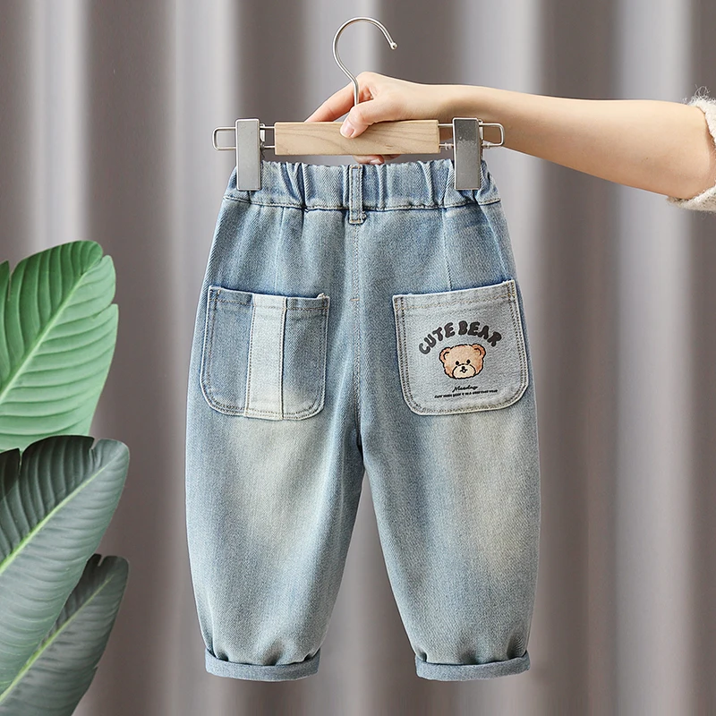 Мягкие повседневные детские джинсы из денима на весну-осень, свободного кроя, с рисунком медведя, из смесового хлопка и полиэстера, с эластичным поясом
Мягкие повседневные детские джинсы из денима на весну-осень, свободного кроя, с рисунком медведя, из смесового хлопка и полиэстера, с эластичным поясом