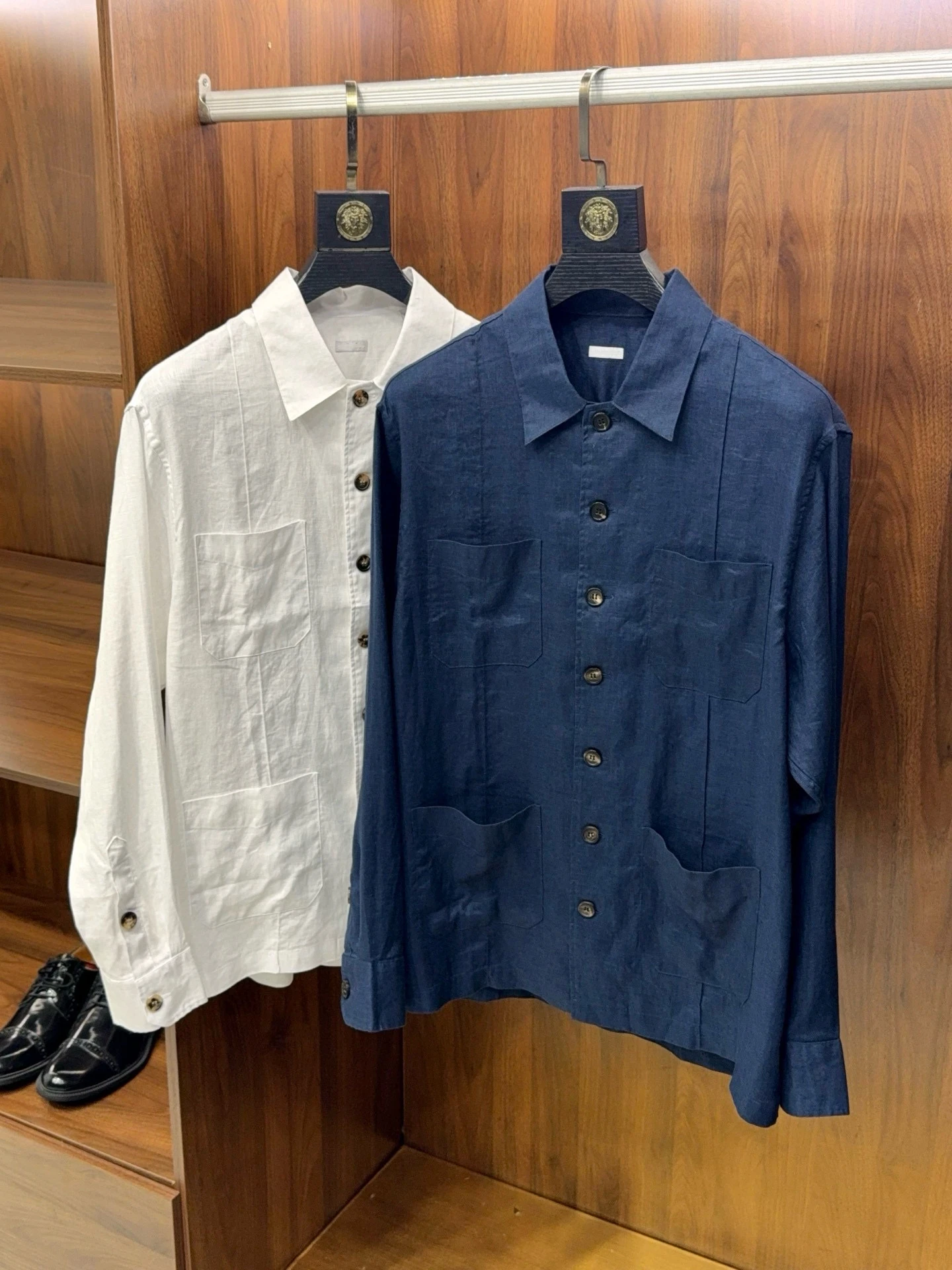 25-летняя летняя модная тенденция, высококачественная универсальная деловая повседневная мужская рубашка с длинными рукавами с лацканами
25-летняя летняя модная тенденция, высококачественная универсальная деловая повседневная мужская рубашка с длинными рукавами с лацканами