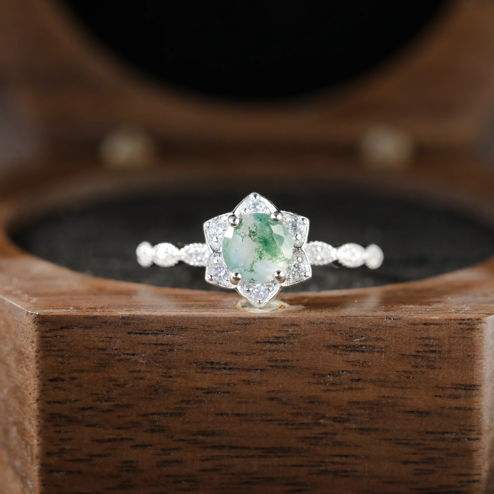 Art Deco Natural Moss Agate Gemstones Halo Ring for Women 925 Sterling Silver Round Cut Half Eternity Zircon Engagement Jewely
Art Deco Natural Moss Agate Gemstones Halo Ring for Women 925 Sterling Silver Round Cut Half Eternity Zircon Engagement Jewely