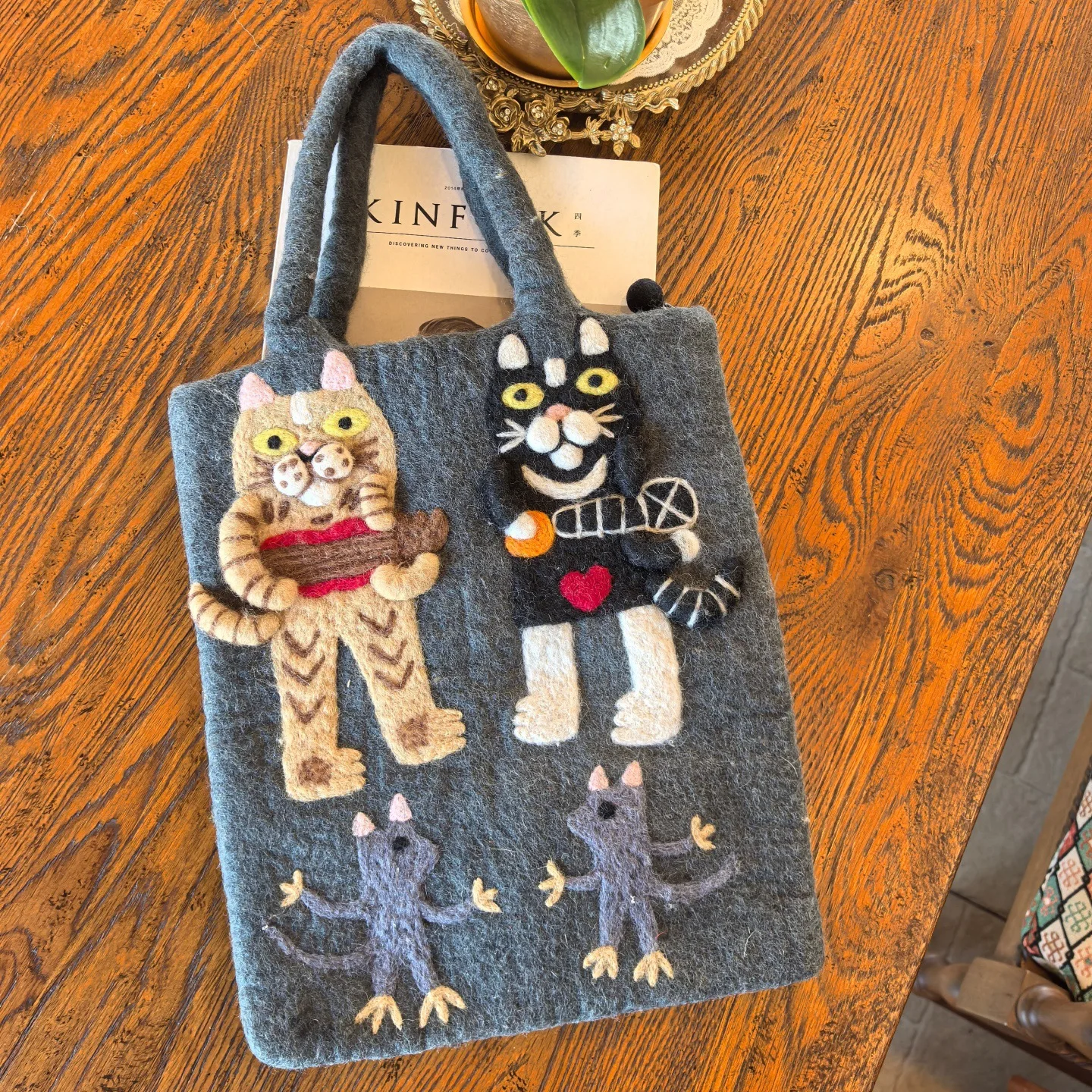 Nepal Handmade 3D Cat Wool Felt Handbag Card Holder Multi-purpose Daily Storage Organizer Bag
Nepal Handmade 3D Cat Wool Felt Handbag Card Holder Multi-purpose Daily Storage Organizer Bag
