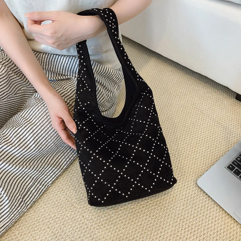 Rivets Design PU Leather Underarm Bags for Women 2025 New Punk Style Trend Female Shoulder Crossbody Bag Handbags Retro Handbags
Rivets Design PU Leather Underarm Bags for Women 2025 New Punk Style Trend Female Shoulder Crossbody Bag Handbags Retro Handbags
