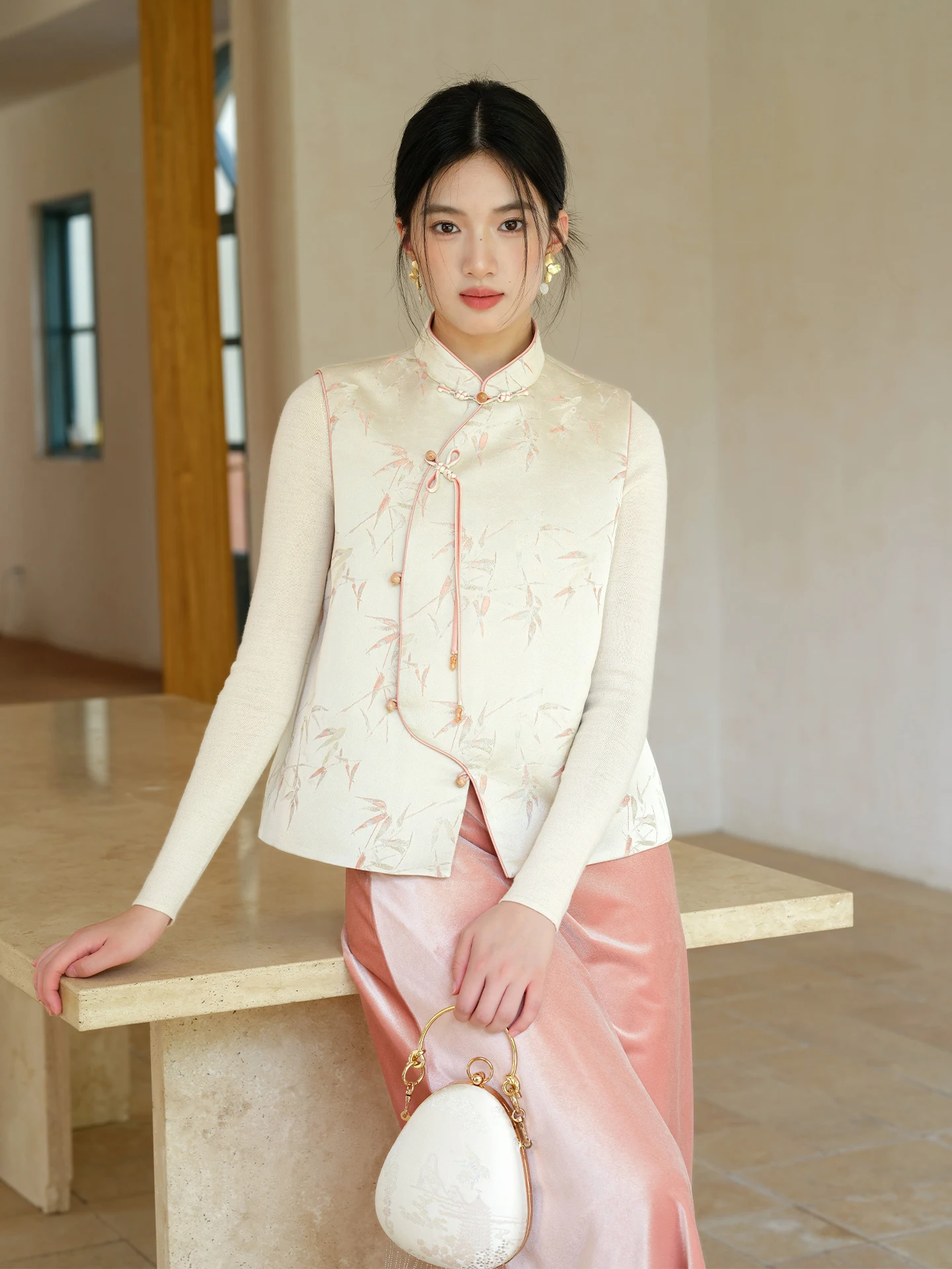 Новая женская куртка-топ из хлопка с вышивкой и боковыми пуговицами, с воротником-стойкой, для осени и зимы
Новая женская куртка-топ из хлопка с вышивкой и боковыми пуговицами, с воротником-стойкой, для осени и зимы