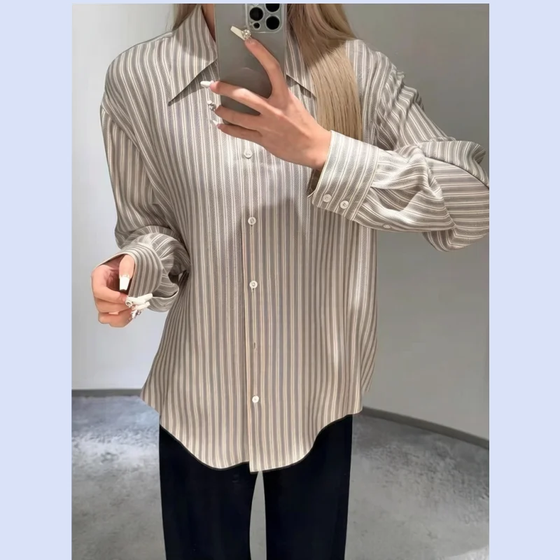 26 year spring/summer brown striped extremely simple style silk blend satin glossy small pointed collar curved hem shirt
26 year spring/summer brown striped extremely simple style silk blend satin glossy small pointed collar curved hem shirt
