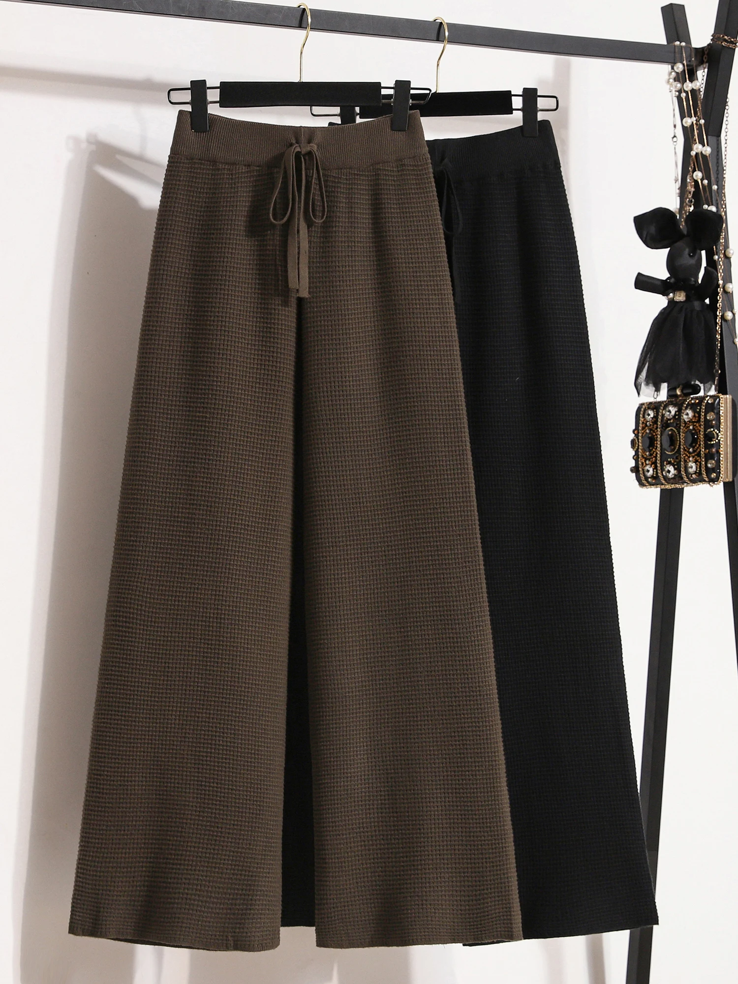 Женские вязаные брюки-палаццо свободного кроя с завязками на талии, утепленные, с высокой талией, длинные, осенне-зимние, больших размеров, повседневные, стройнящие
Женские вязаные брюки-палаццо свободного кроя с завязками на талии, утепленные, с высокой талией, длинные, осенне-зимние, больших размеров, повседневные, стройнящие