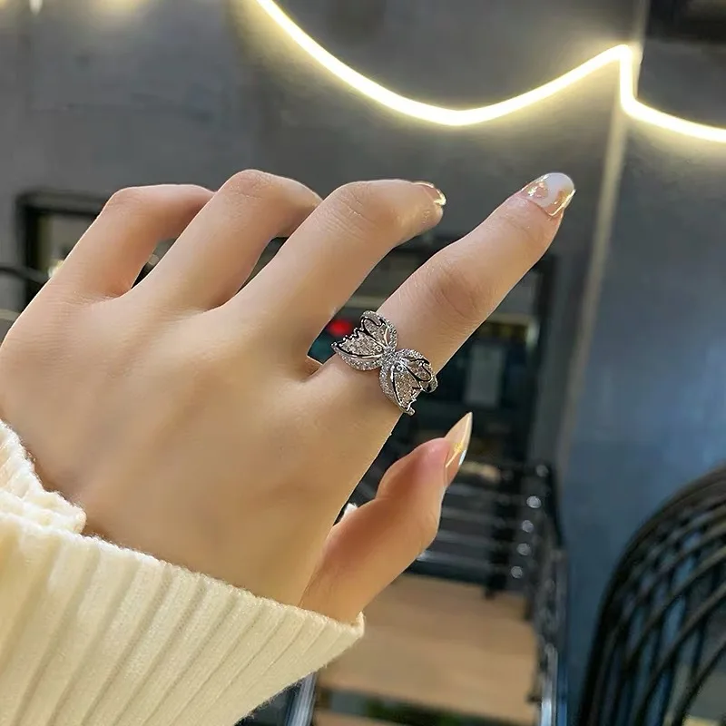 Женское кольцо из серебра 925 пробы, с искусственным бриллиантом
Женское кольцо из серебра 925 пробы, с искусственным бриллиантом