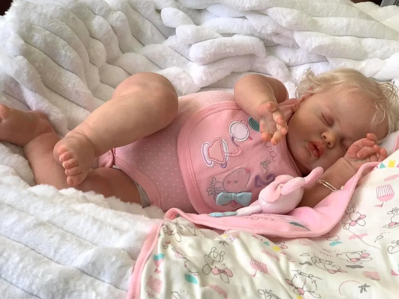 24Inch Reborn Baby Doll Sleeping Pickle Soft Cloth Body Lifelike Reborn Toddler Girl 3D Painted Skin Muñeca Reborn Bebe Niñas
24Inch Reborn Baby Doll Sleeping Pickle Soft Cloth Body Lifelike Reborn Toddler Girl 3D Painted Skin Muñeca Reborn Bebe Niñas