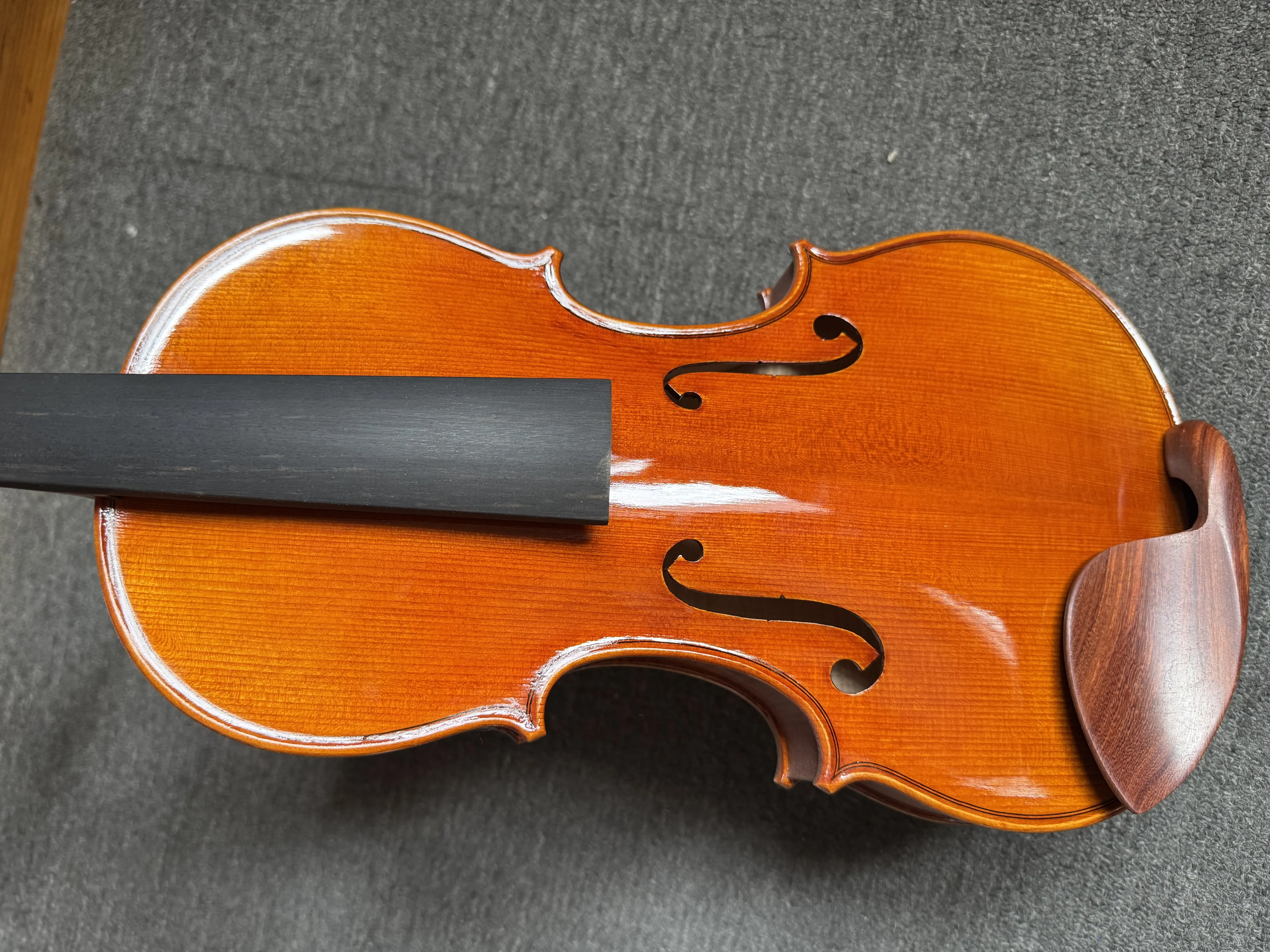 4/4 High quality handmade violin, spruce panel, maple backboard and side panel, with strings and box, in stock
4/4 High quality handmade violin, spruce panel, maple backboard and side panel, with strings and box, in stock