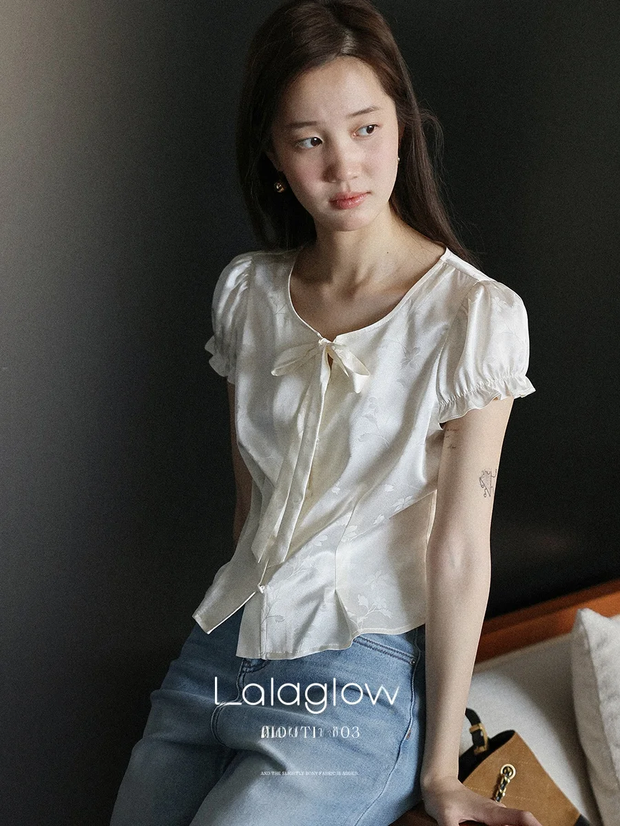 Lalaglow Bubble Sleeve Short Sleeve Floral Embroidery Slim Fit Satin Blouse Versatile Skin-friendly French Style Women's Shirt
Lalaglow Bubble Sleeve Short Sleeve Floral Embroidery Slim Fit Satin Blouse Versatile Skin-friendly French Style Women's Shirt