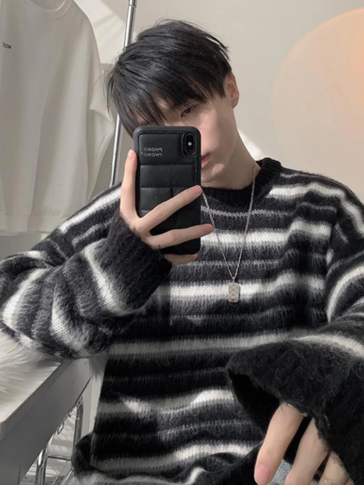 Мужской вязаный свитер свободного кроя с круглым вырезом, в черно-белую полоску, осенне-зимний, уютный, для пар, комфортный крой
Мужской вязаный свитер свободного кроя с круглым вырезом, в черно-белую полоску, осенне-зимний, уютный, для пар, комфортный крой