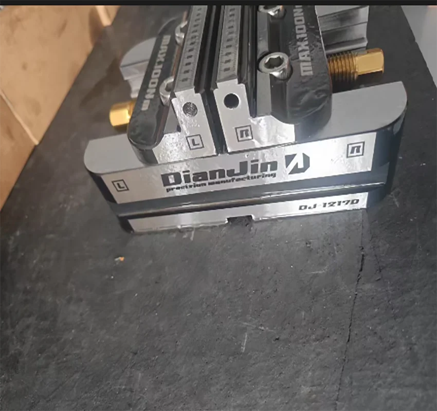 1 шт., четыре или пять осей, самоцентрирующиеся тиски DJ-1217R 120x170x77 мм
1 шт., четыре или пять осей, самоцентрирующиеся тиски DJ-1217R 120x170x77 мм