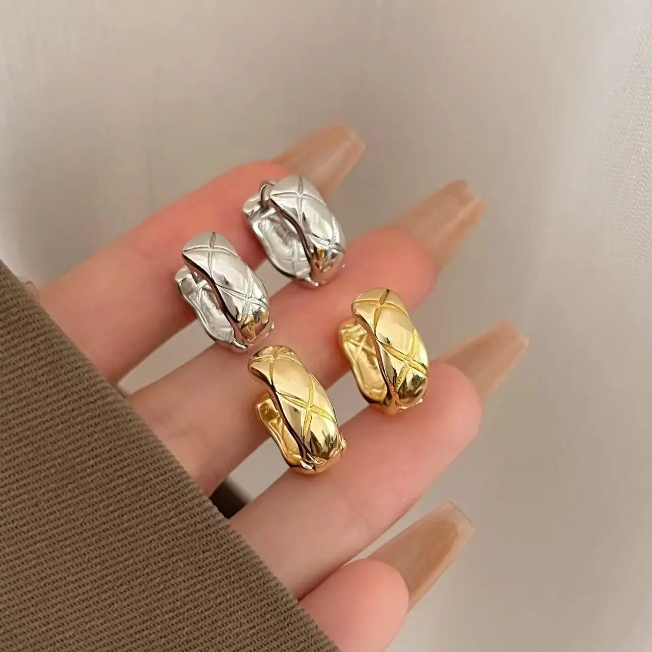 Tweed Style Rhombus Hoop Earrings Light Luxury Small Check Niche Design for Women Elegant
Tweed Style Rhombus Hoop Earrings Light Luxury Small Check Niche Design for Women Elegant
