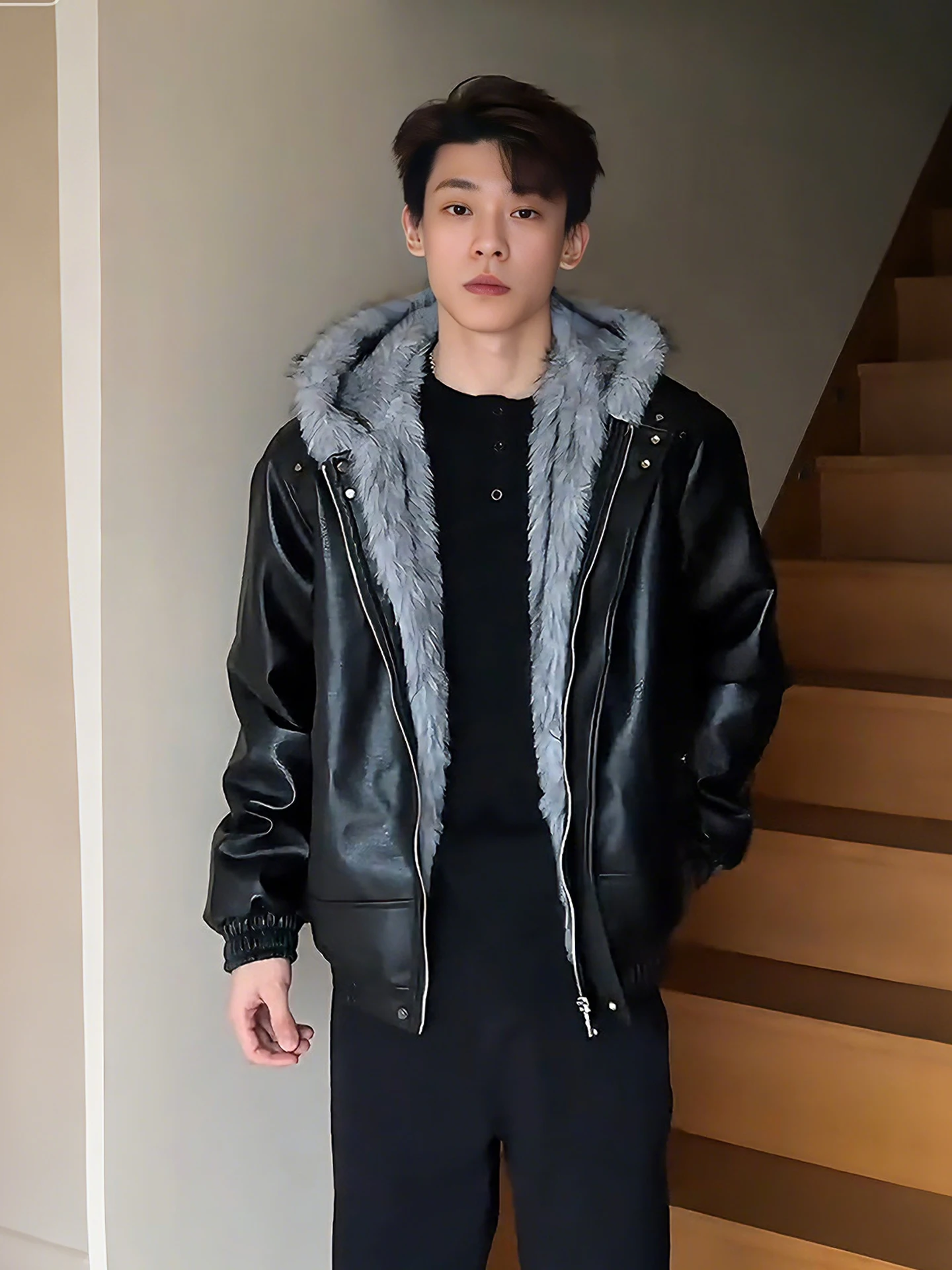 Мужская утепленная куртка из черной искусственной кожи с капюшоном, на хлопковой подкладке, зимняя, утолщенная, с флисовой подкладкой, молодежная, модная, приталенного кроя
Мужская утепленная куртка из черной искусственной кожи с капюшоном, на хлопковой подкладке, зимняя, утолщенная, с флисовой подкладкой, молодежная, модная, приталенного кроя