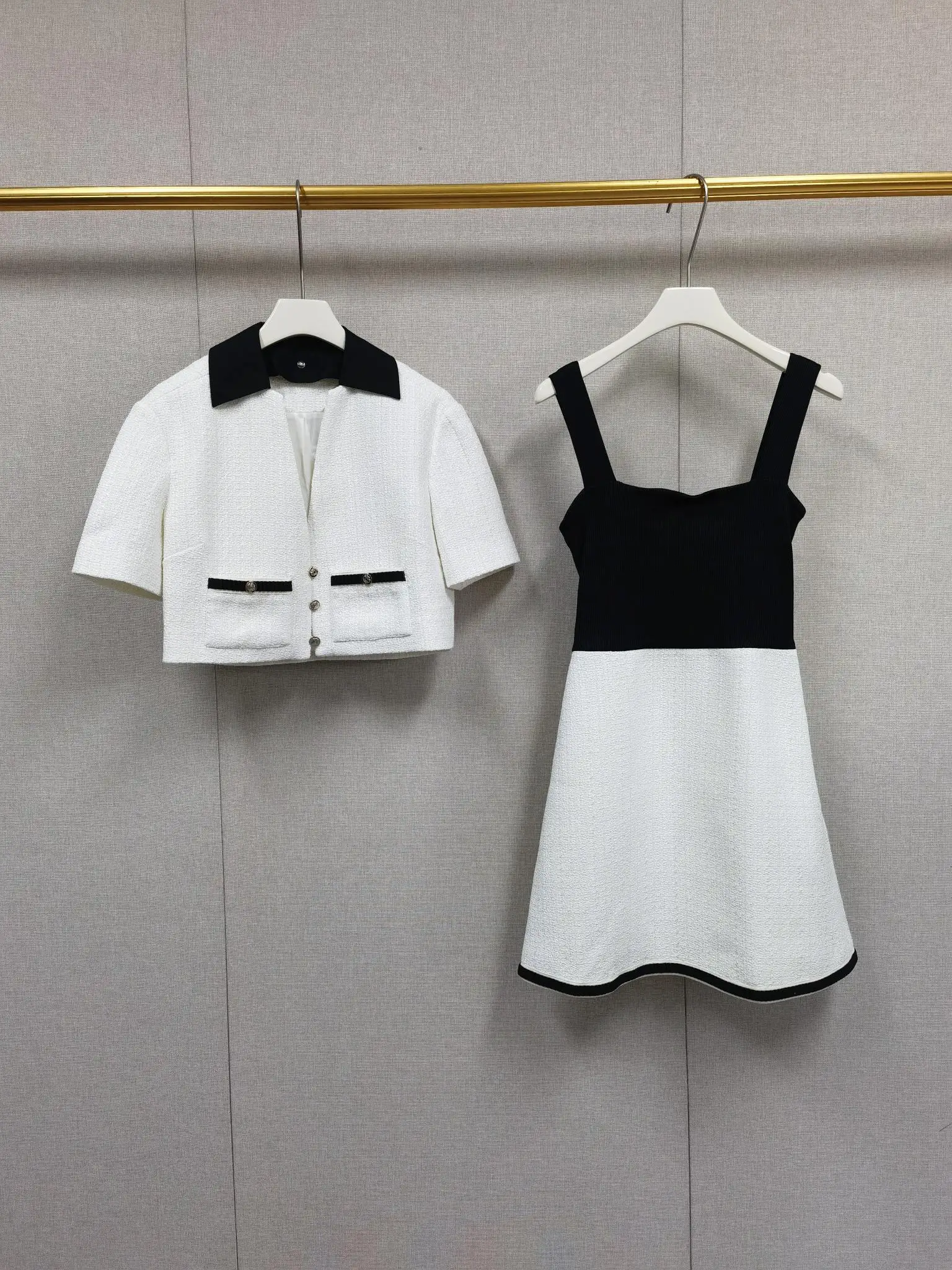 Fall/Winter Women Contrast Tweed O-Neck Solid Set Short Sleeve Jacket + Sleeveless Vest + Mini Skirt + Two Piece Mini Dress Suit
Fall/Winter Women Contrast Tweed O-Neck Solid Set Short Sleeve Jacket + Sleeveless Vest + Mini Skirt + Two Piece Mini Dress Suit