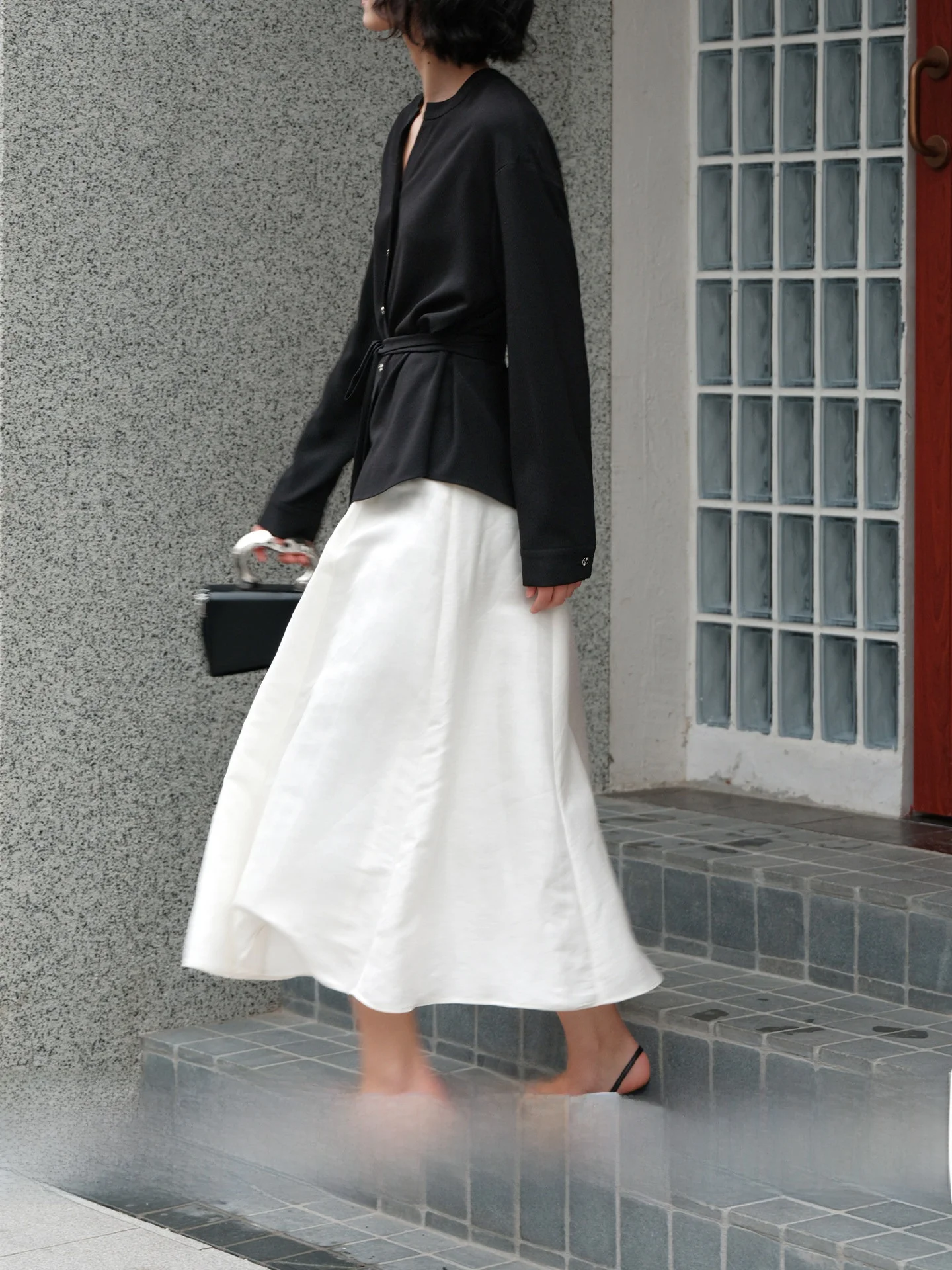 Zhimei Rihua Vintage Black White Silk Linen Asymmetrical Hepburn Half Skirt Flared A-Line Skirt mid Waist Design Spring 2026
Zhimei Rihua Vintage Black White Silk Linen Asymmetrical Hepburn Half Skirt Flared A-Line Skirt mid Waist Design Spring 2026