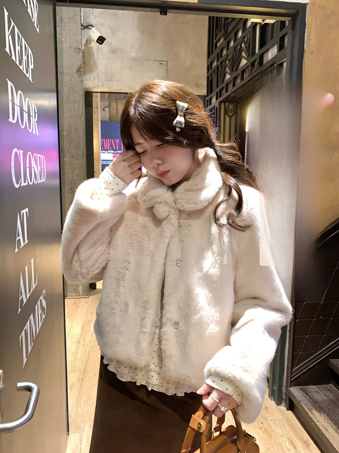 Женское зимнее пальто PtonUmi из кроличьего меха с карамельным оттенком, с воротником-стойкой, теплый топ в корейском стиле, однотонное, свободного кроя, с длинными рукавами
Женское зимнее пальто PtonUmi из кроличьего меха с карамельным оттенком, с воротником-стойкой, теплый топ в корейском стиле, однотонное, свободного кроя, с длинными рукавами