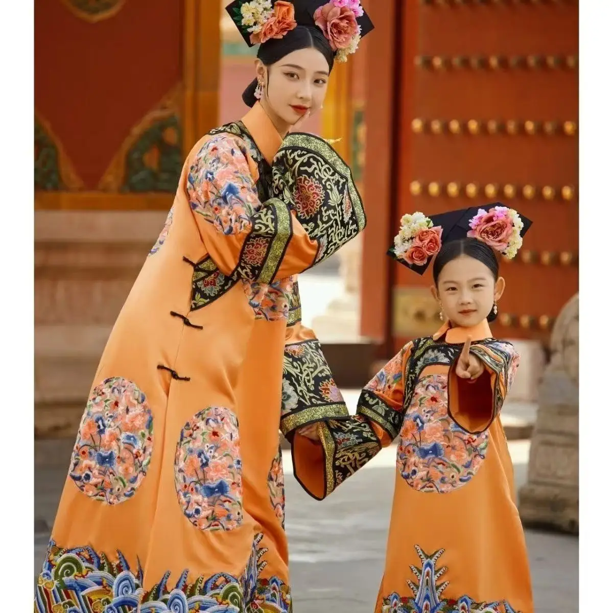 Traditional Chinese Costume Qing Dynasty Emperor's Wife Uniform Palace Style Floral Printing Suit Niche Photos Dress Long Robe
Traditional Chinese Costume Qing Dynasty Emperor's Wife Uniform Palace Style Floral Printing Suit Niche Photos Dress Long Robe