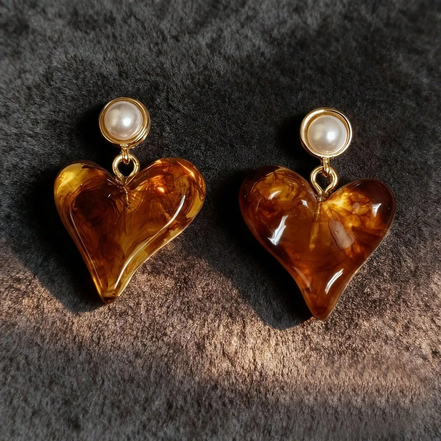 Retro Hong Kong Style Resin Heart Earrings for Women, Niche Fashion, Simple and High-end Earrings
Retro Hong Kong Style Resin Heart Earrings for Women, Niche Fashion, Simple and High-end Earrings