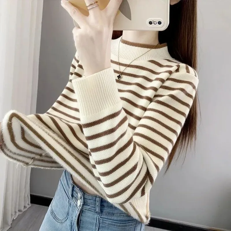 Autumn and Winter All-in-one Velvet Thickened Half Turtleneck Sweater Women's Bottoming Shirt New Striped Sweater Top
Autumn and Winter All-in-one Velvet Thickened Half Turtleneck Sweater Women's Bottoming Shirt New Striped Sweater Top