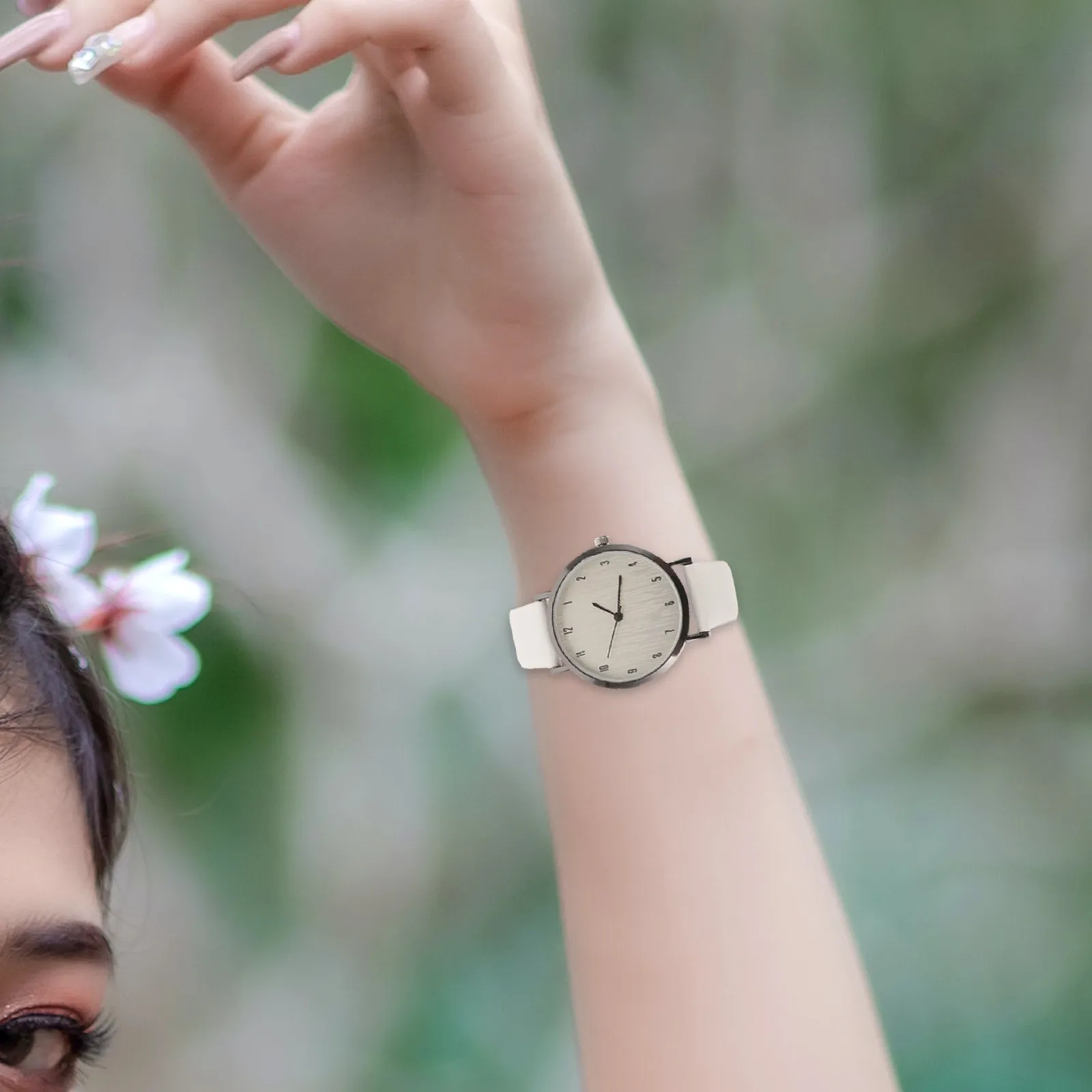 Стильные женские кварцевые часы в современном минималистичном стиле с ремешком, надежным механизмом, идеально подходят для работы, вечеринок, повседневной носки, модный аксессуар.
Стильные женские кварцевые часы в современном минималистичном стиле с ремешком, надежным механизмом, идеально подходят для работы, вечеринок, повседневной носки, модный аксессуар.