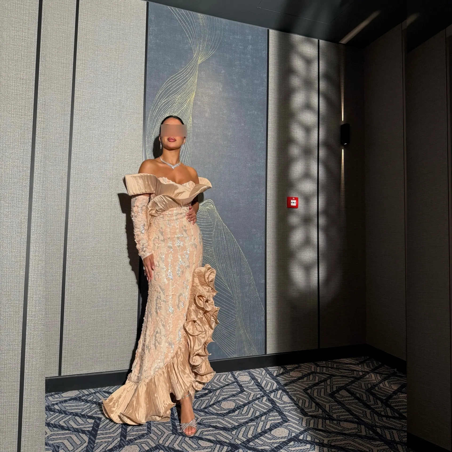 Роскошное вечернее платье русалки с открытыми плечами и пайетками, с рюшами на рукавах, асимметричный подол, вечернее платье цвета шампанского и золотого цвета для женщин
Роскошное вечернее платье русалки с открытыми плечами и пайетками, с рюшами на рукавах, асимметричный подол, вечернее платье цвета шампанского и золотого цвета для женщин