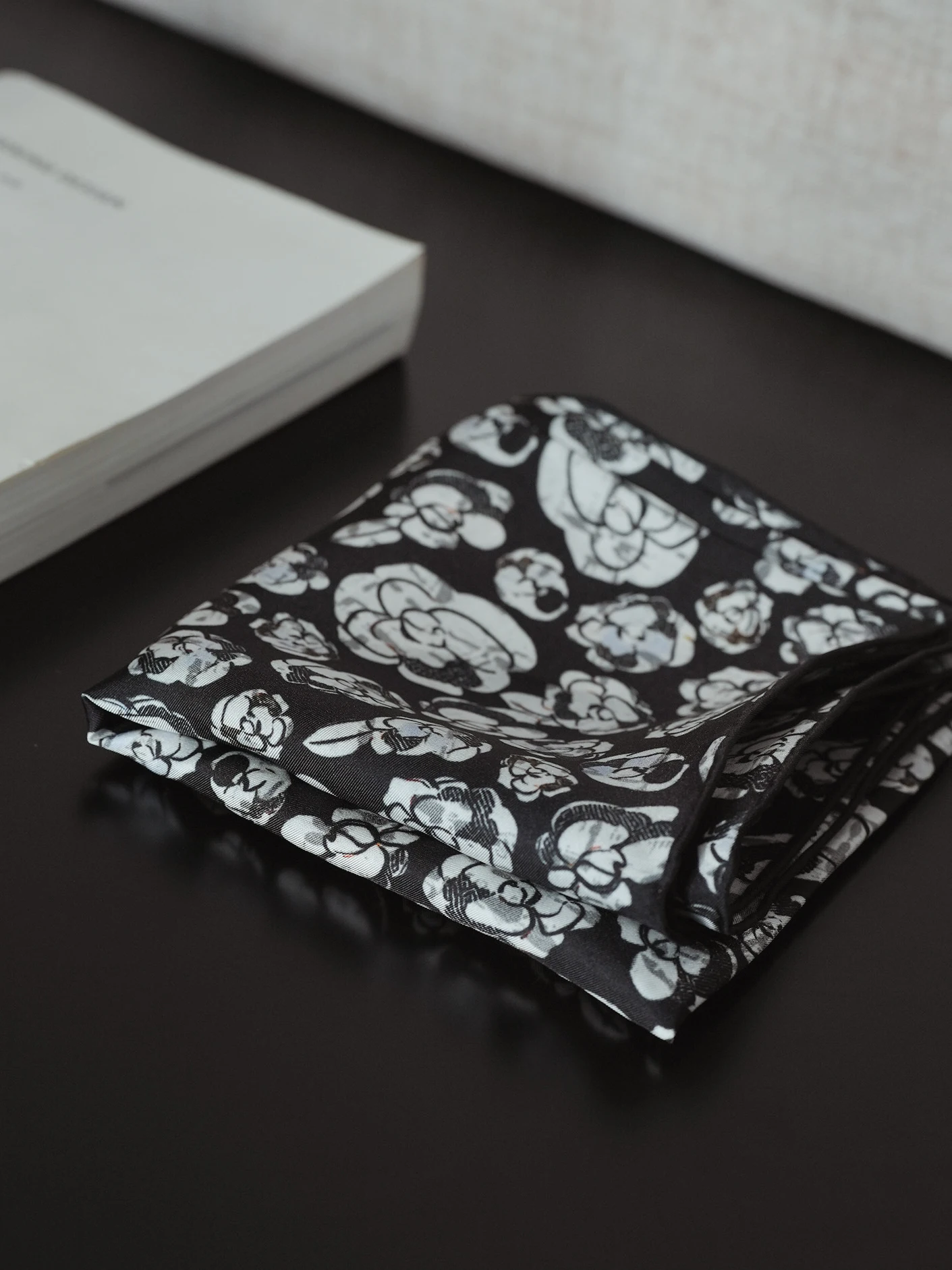 Elegant Double-Sided Printed Silk Scarf Parisian Mist Slant Pattern Roll-Edged Neck Scarf Business Style for Young Women
Elegant Double-Sided Printed Silk Scarf Parisian Mist Slant Pattern Roll-Edged Neck Scarf Business Style for Young Women