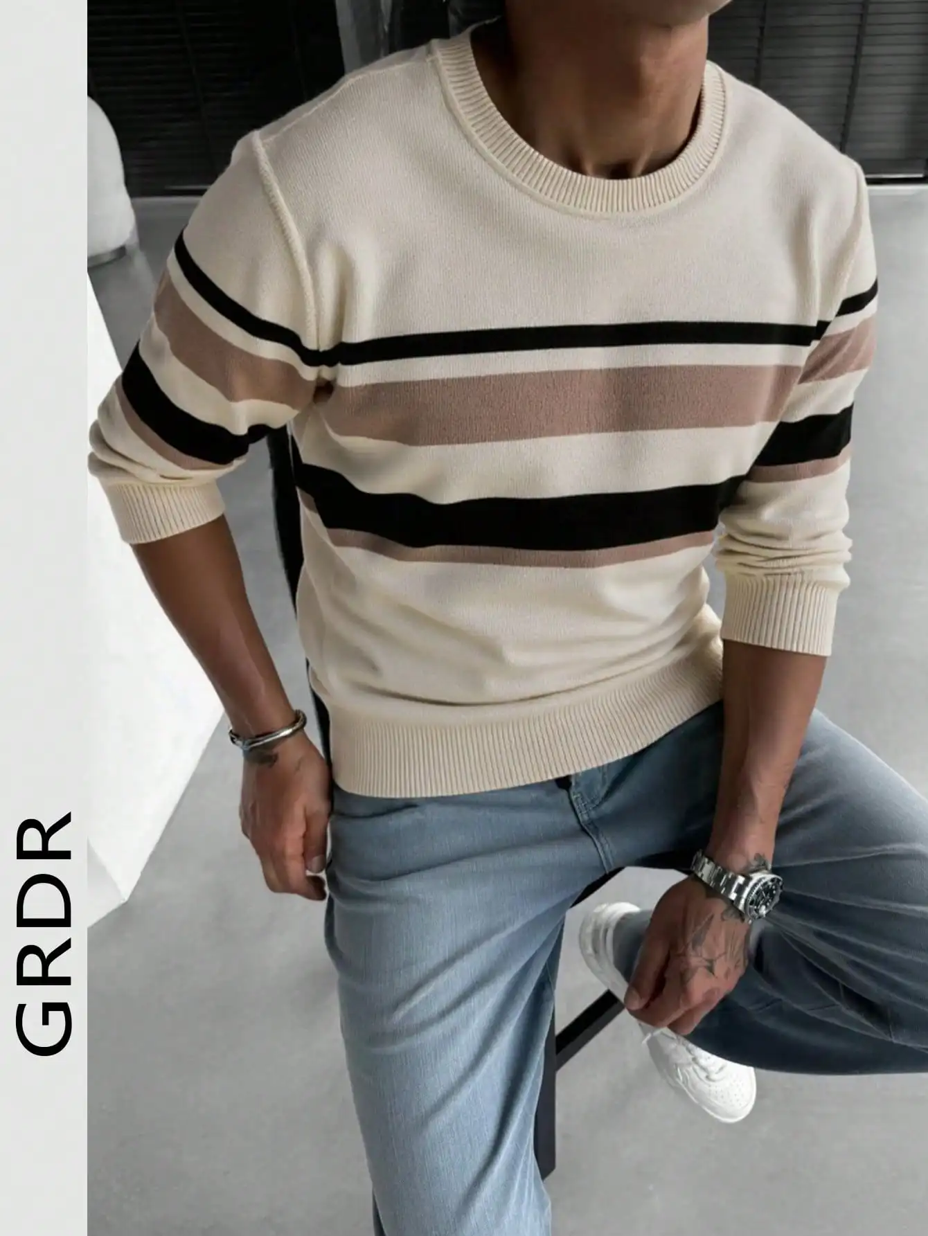Мужской вязаный свитер с круглым вырезом и полосками - кремовый, бежевый и черный
Мужской вязаный свитер с круглым вырезом и полосками - кремовый, бежевый и черный