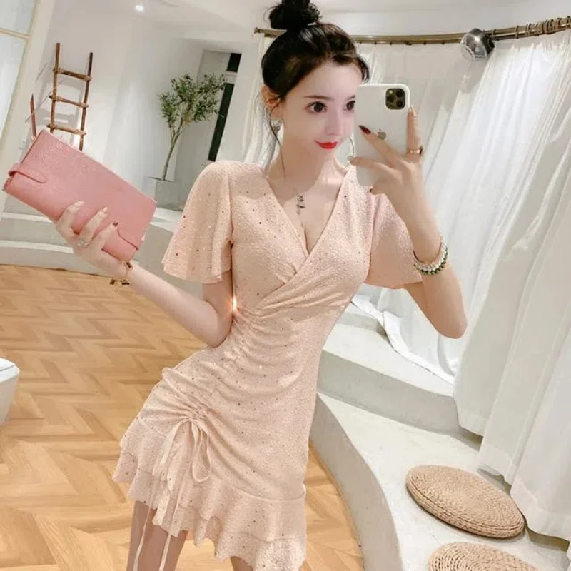 New Spring and Summer Fashion Sequin Sexy V-neck Pleated Fish Tail Hip Petal Trumpet Short Sleeve Waist Dress for Women
New Spring and Summer Fashion Sequin Sexy V-neck Pleated Fish Tail Hip Petal Trumpet Short Sleeve Waist Dress for Women