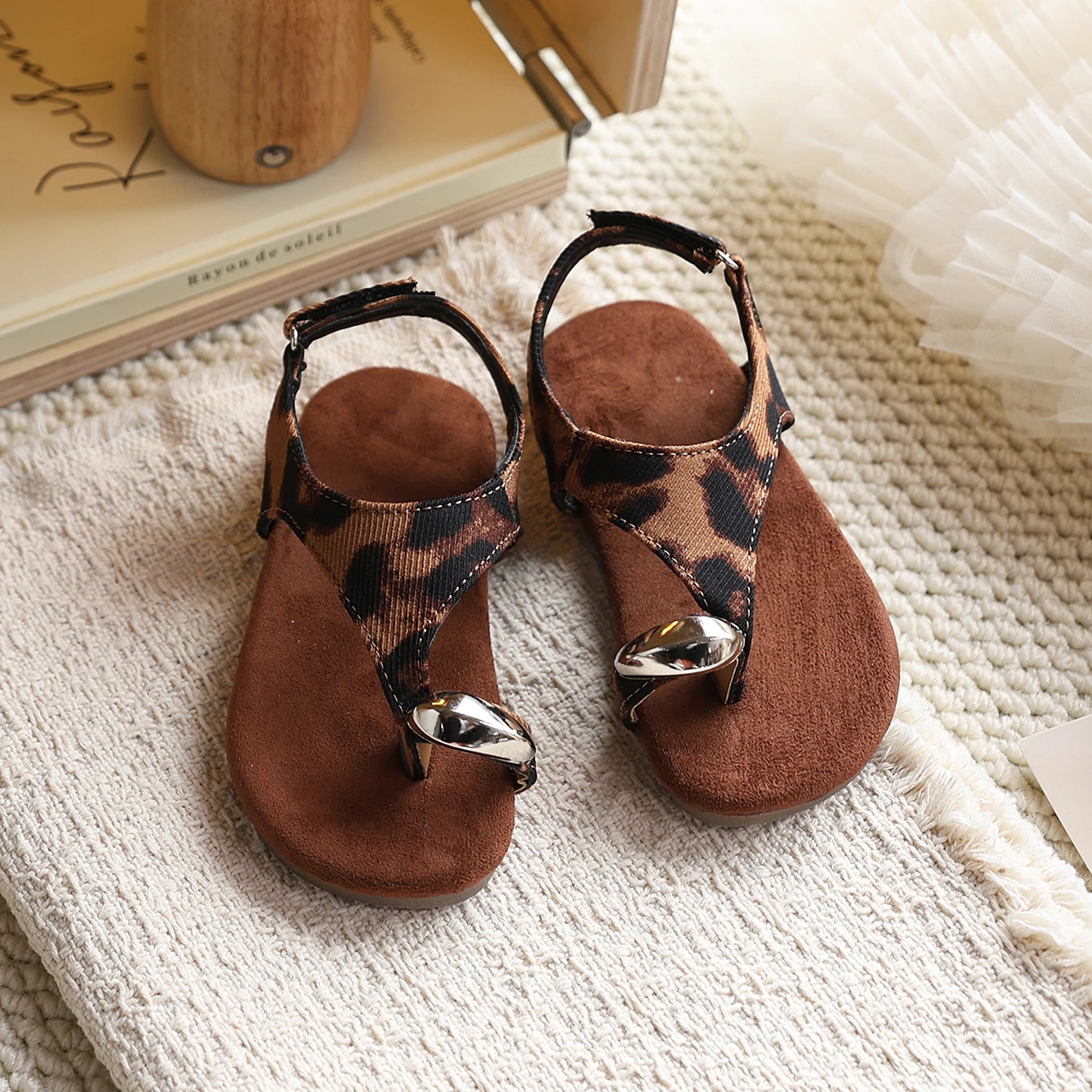Girls Metal Ring Toe Loop Sandals Kids Leopard Print Minimalist T-strap Flip Flop Summer Shoes Back Strap Non-slip Casual Sandal
Girls Metal Ring Toe Loop Sandals Kids Leopard Print Minimalist T-strap Flip Flop Summer Shoes Back Strap Non-slip Casual Sandal