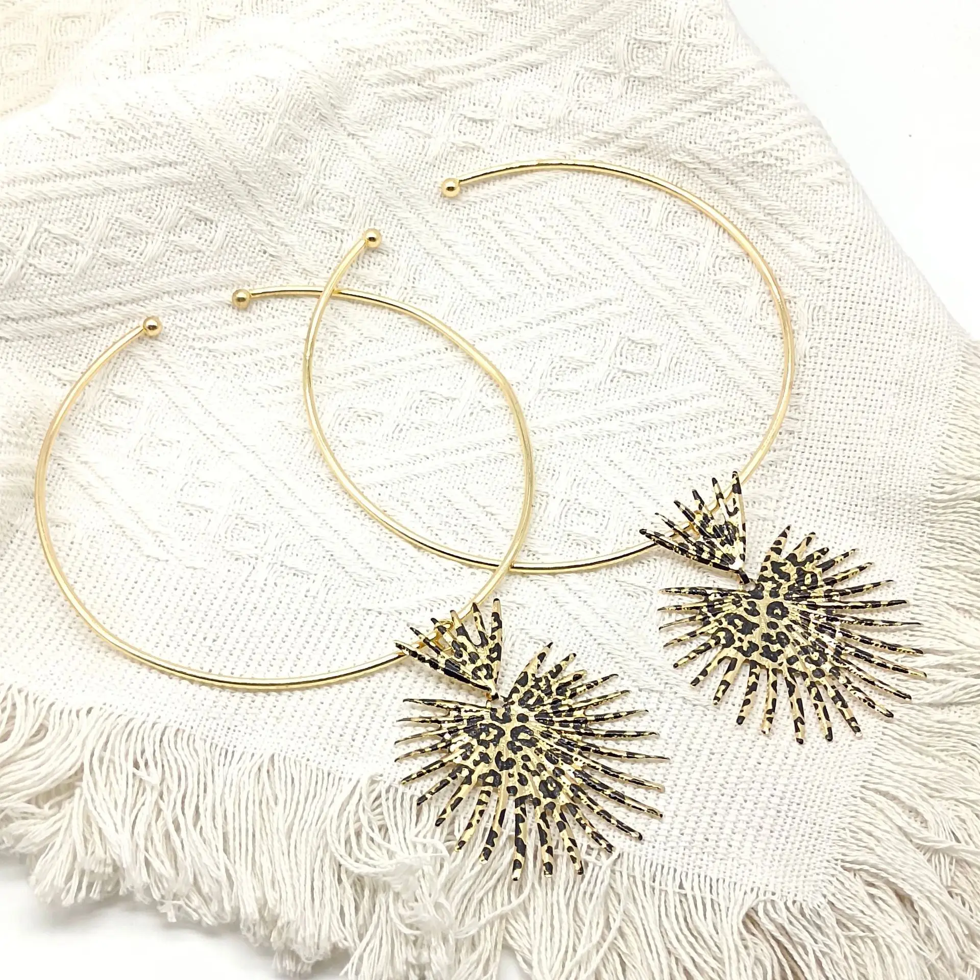 Vintage Unique Heart Designer Leopard Print Pendant Choker for Women 2024 Trend Jewelry Personality Fashion Neck Accessories
Vintage Unique Heart Designer Leopard Print Pendant Choker for Women 2024 Trend Jewelry Personality Fashion Neck Accessories