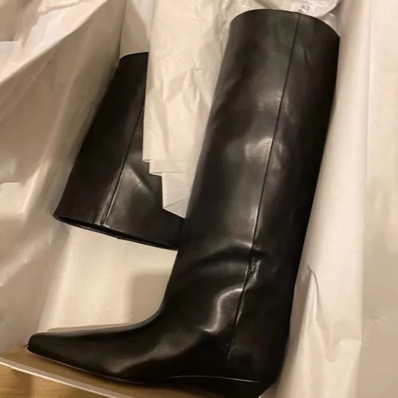 Черные женские сапоги из мягкой кожи с острым носком, женские сапоги до колена без шнуровки на низкой танкетке
Черные женские сапоги из мягкой кожи с острым носком, женские сапоги до колена без шнуровки на низкой танкетке