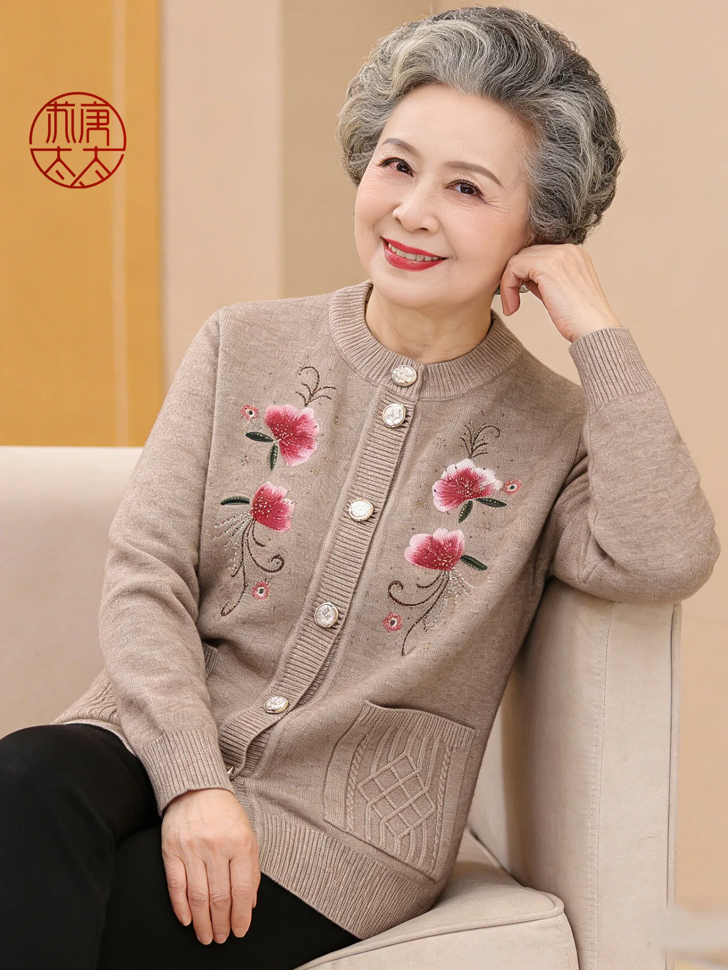 Теплая вязаная кофта на флисовой подкладке с вышивкой для женщин: модная, свободного кроя, с длинными рукавами, на пуговицах, для пожилых людей
Теплая вязаная кофта на флисовой подкладке с вышивкой для женщин: модная, свободного кроя, с длинными рукавами, на пуговицах, для пожилых людей