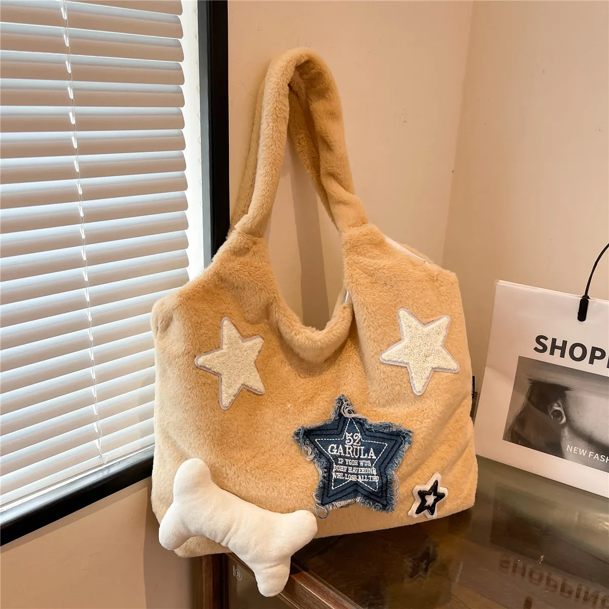 Star printed plush wrap with three-dimensional bone trim for a comfortable plush tote shoulder bag
Star printed plush wrap with three-dimensional bone trim for a comfortable plush tote shoulder bag