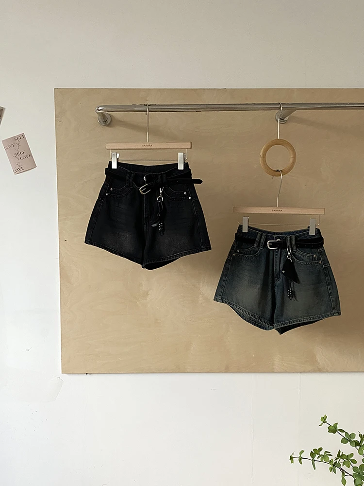 2025 autumn new fashion washed versatile denim shorts for women high waisted and slimming solid wide leg pants trendy
2025 autumn new fashion washed versatile denim shorts for women high waisted and slimming solid wide leg pants trendy