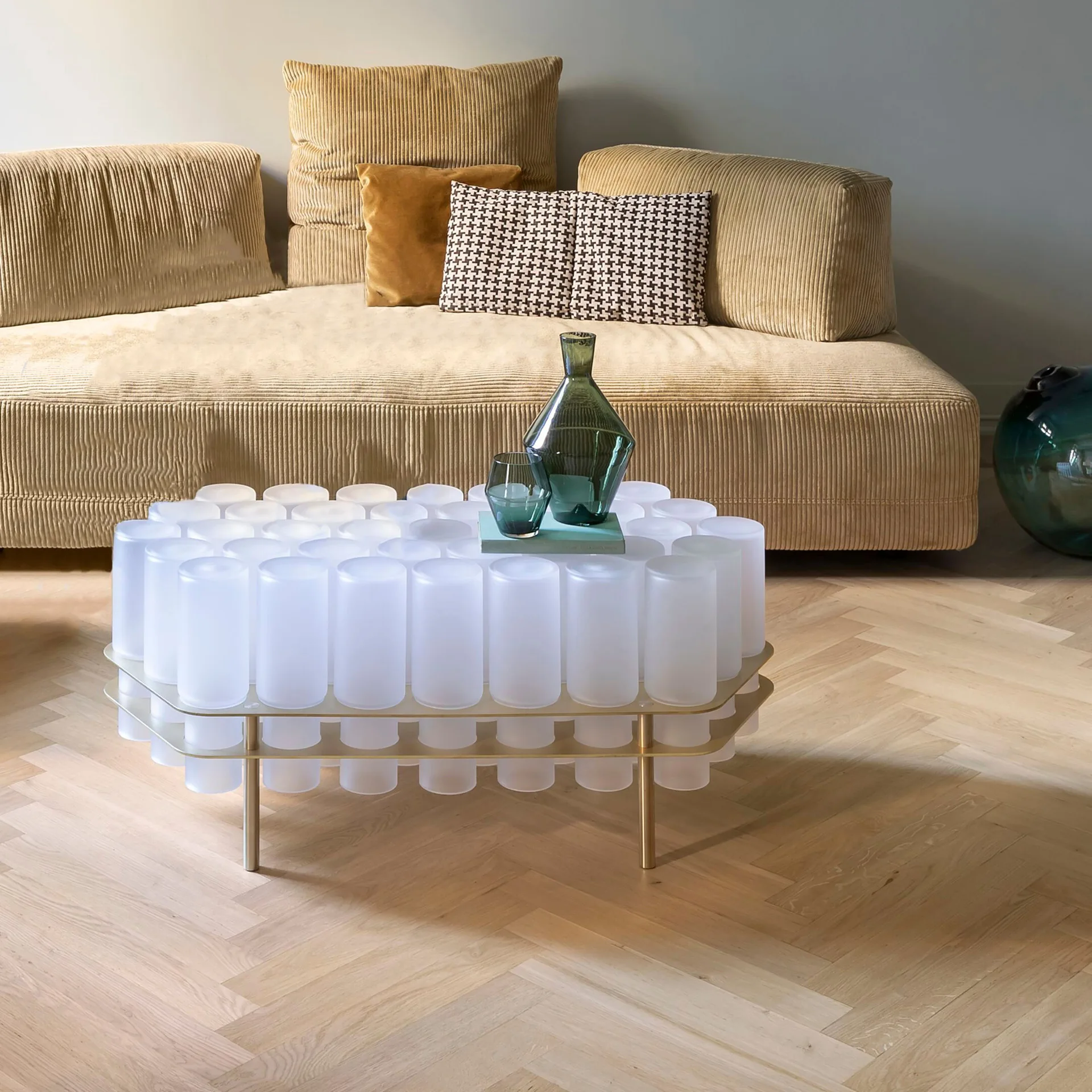 Nordic light luxury modern simple coffee table designer living room household small apartment coffee table
Nordic light luxury modern simple coffee table designer living room household small apartment coffee table