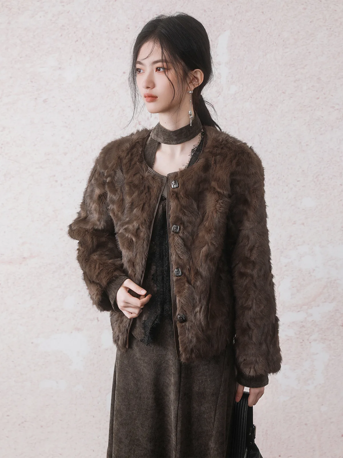 INGKO Brown Eco-Friendly Fur ort Jaet Autumn 2025 Casual Commute Sle Loose Fit Long Sve round Ne Coat for Women
INGKO Brown Eco-Friendly Fur ort Jaet Autumn 2025 Casual Commute Sle Loose Fit Long Sve round Ne Coat for Women