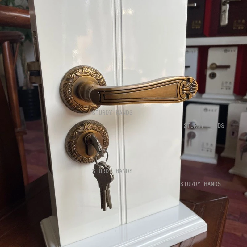Zinc alloy French-style antique brass bedroom magnetic door lock European-style retro split handle lockset bedroom
Zinc alloy French-style antique brass bedroom magnetic door lock European-style retro split handle lockset bedroom