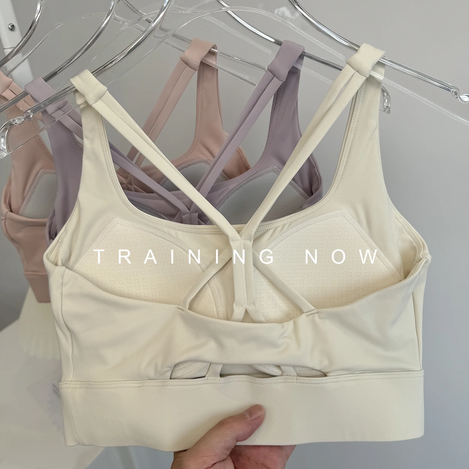 Integrated sports underwear for women in summer running shock-proof bra sexy breathable beautiful back yoga fitness vest
Integrated sports underwear for women in summer running shock-proof bra sexy breathable beautiful back yoga fitness vest